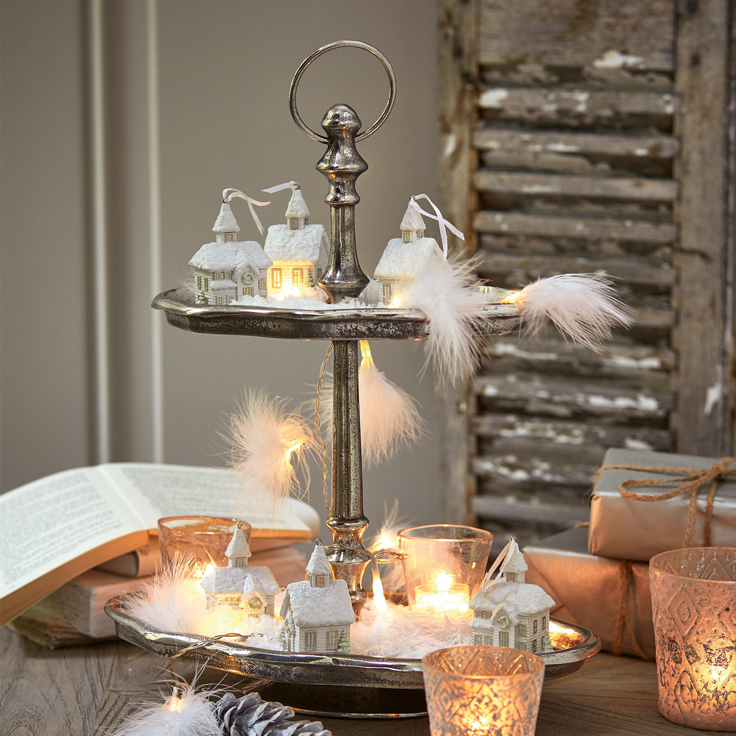 Alzata Barberie Alzata metallica a due livelli con decorazioni di casette bianche e luci LED per addobbi natalizi