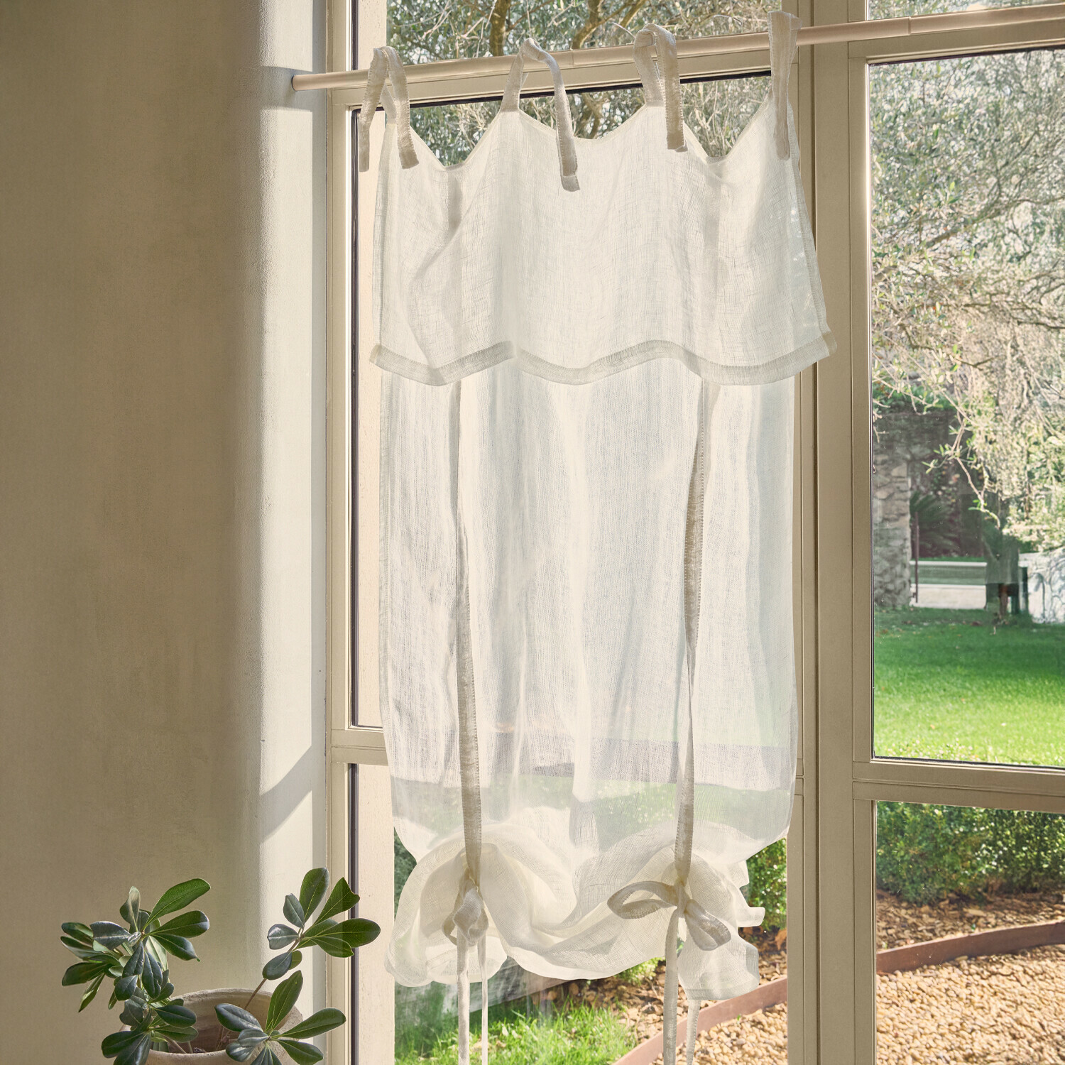 Tenda bianca in lino con lacci regolabili, tessuto leggero e arioso per soggiorno luminoso