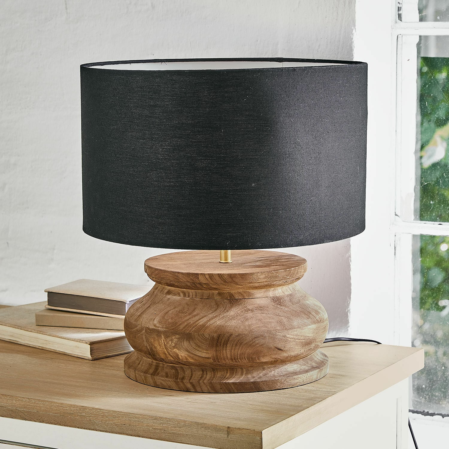 Lampada da tavolo Thérandon Lampada da tavolo con base in legno e paralume nero, design moderno per soggiorno