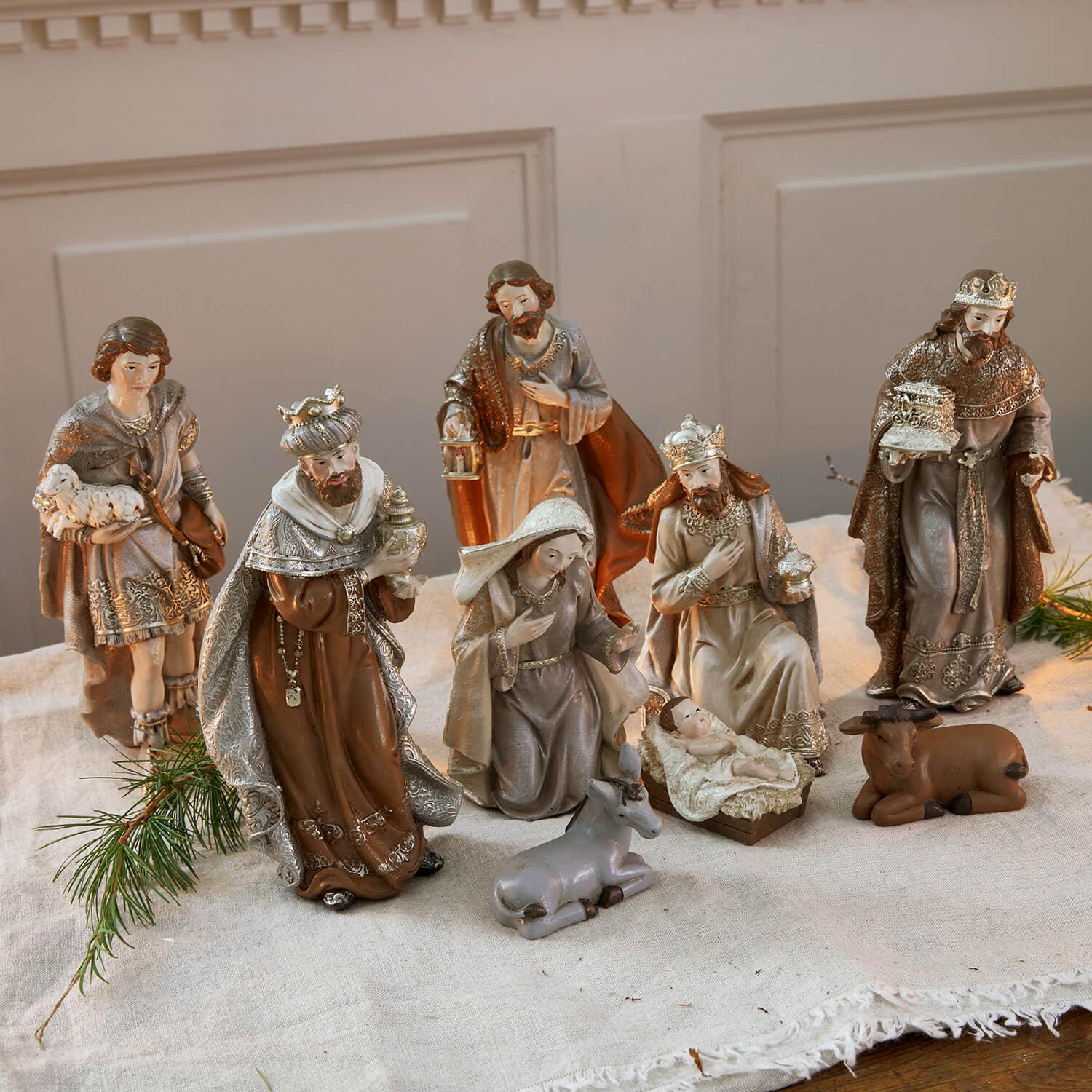 Set di statuine per presepe in resina marrone e grigia su tovaglia di lino per decorazioni natalizie