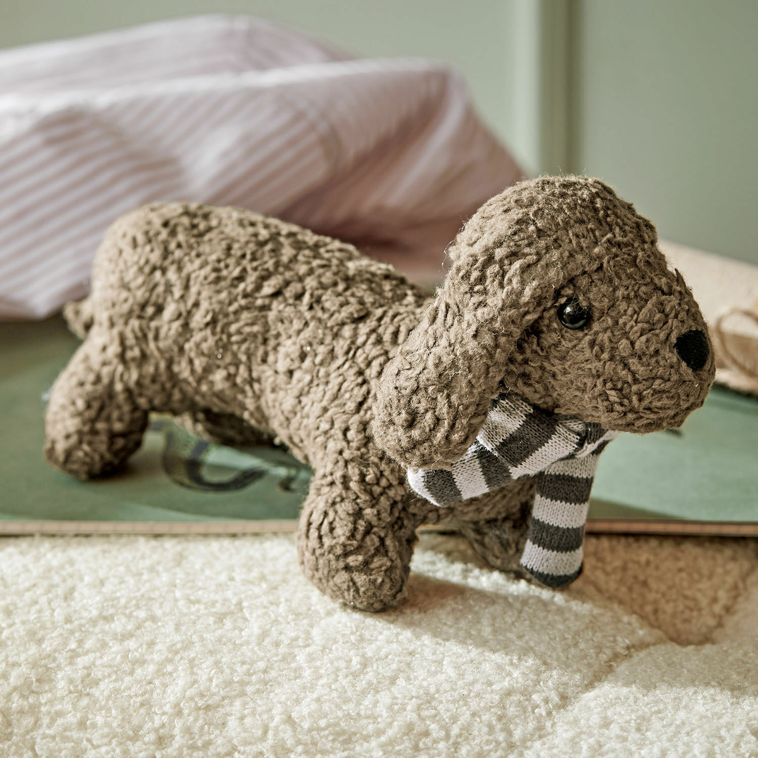 Sonaglio a forma di cane Frolicks Cane di peluche marrone in materiale morbido con sciarpa a righe grigia e bianca, decorazione per bambini