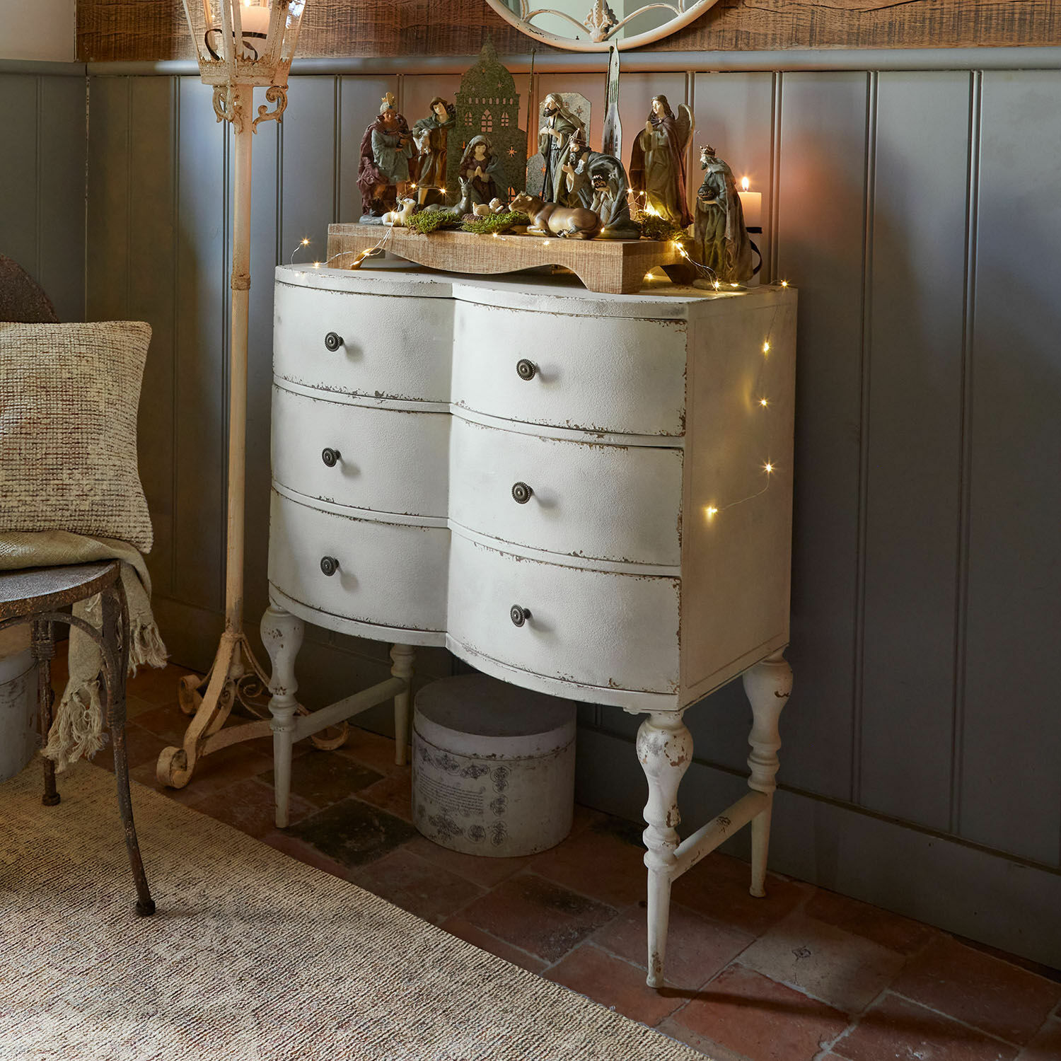 Cassettiera Douce Vallée Comò bianco in metallo stile vintage con sei cassetti, decorazioni natalizie e luci LED