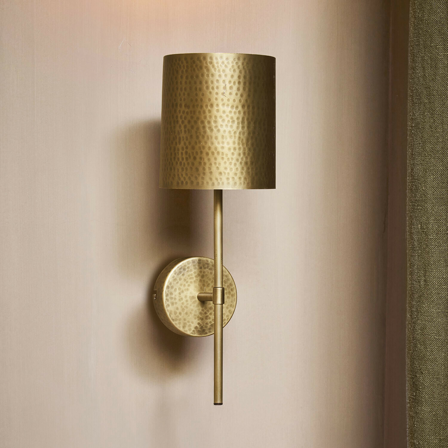 Lampada da parete Goldmere Applique in ottone martellato con paralume cilindrico, lampada da parete decorativa