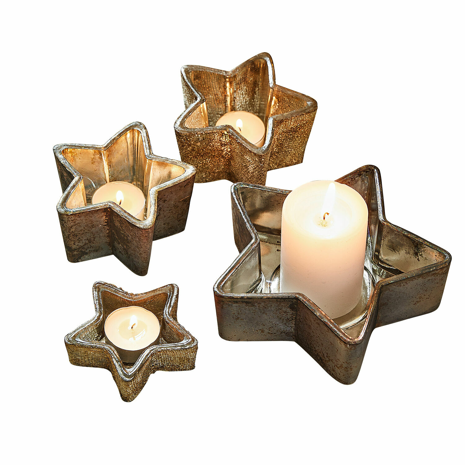 Set di 4 portalumini Thervel Set di quattro portacandele in metallo dorato a forma di stella con candele accese