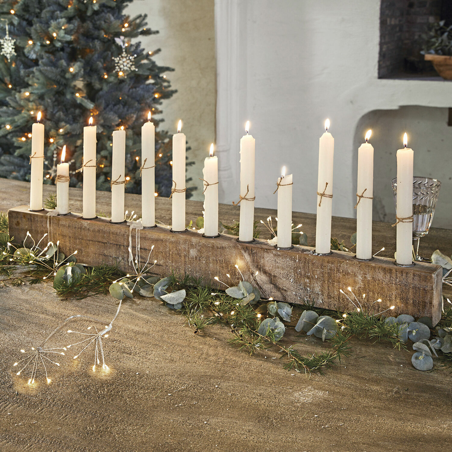 Portacandele Nicky Portacandele in legno con 12 candele bianche, decorato con rami verdi e luci LED