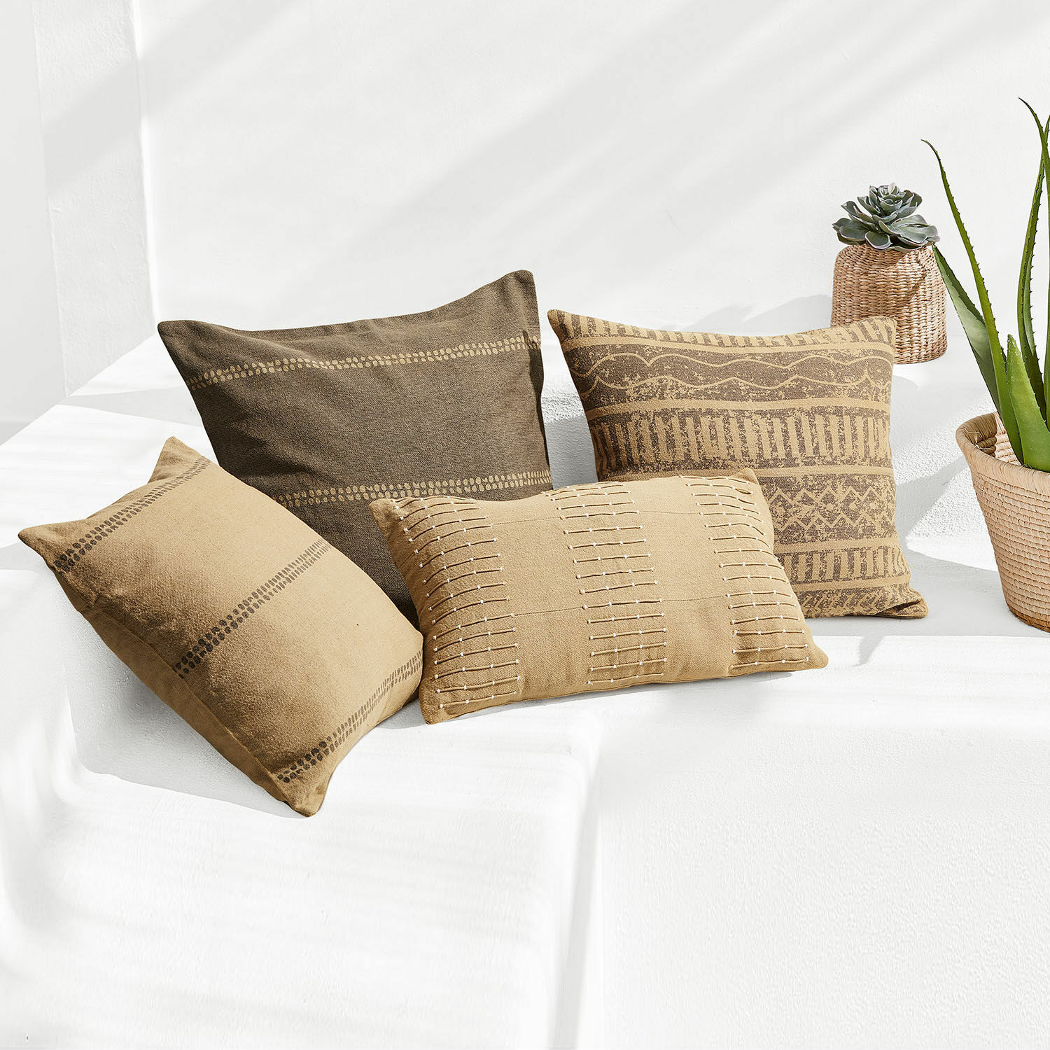 Set di 4 copricuscini Patti Set di quattro cuscini decorativi in cotone marrone con motivi geometrici per il soggiorno