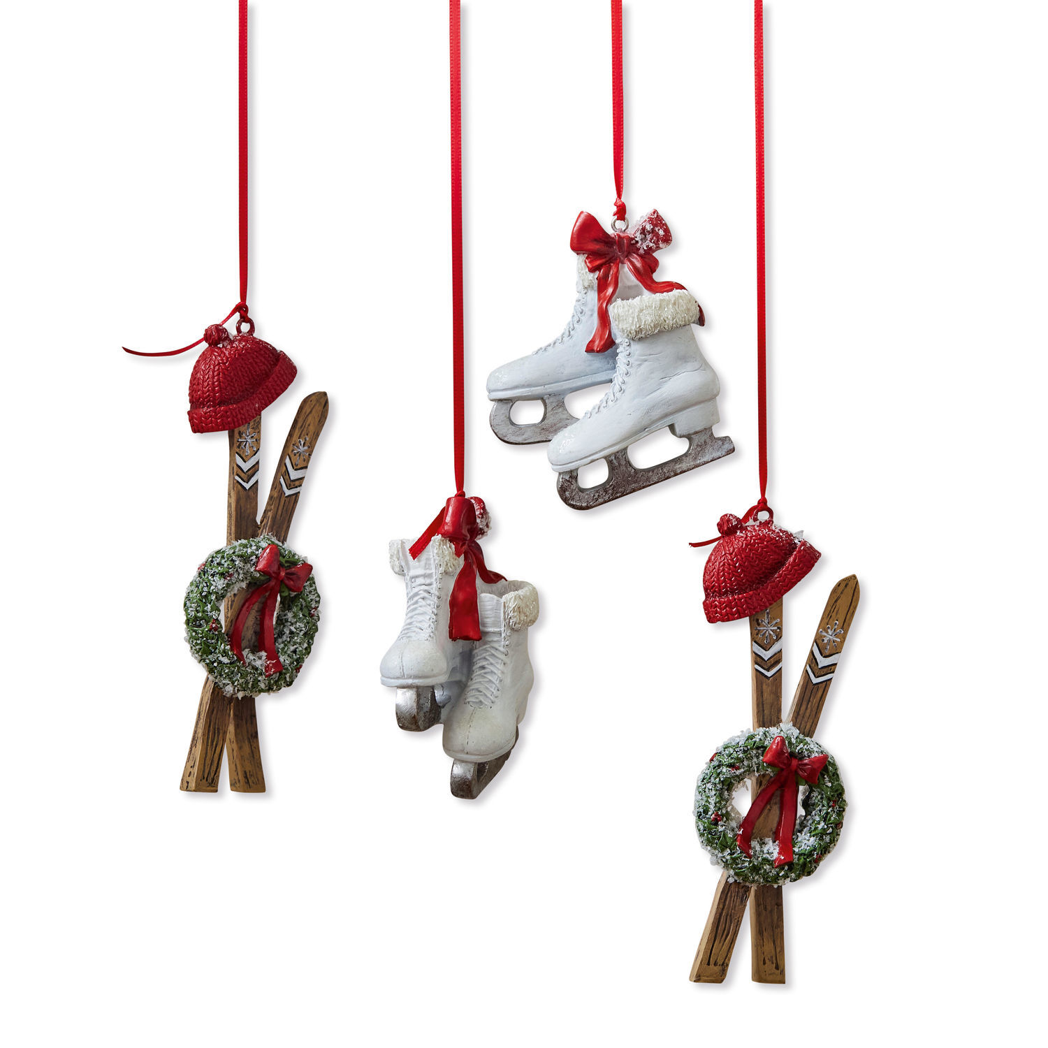 Set di 4 decorazioni da appendere Papeta Set di decorazioni natalizie con pattini bianchi, sci in legno, corona verde e nastri rossi
