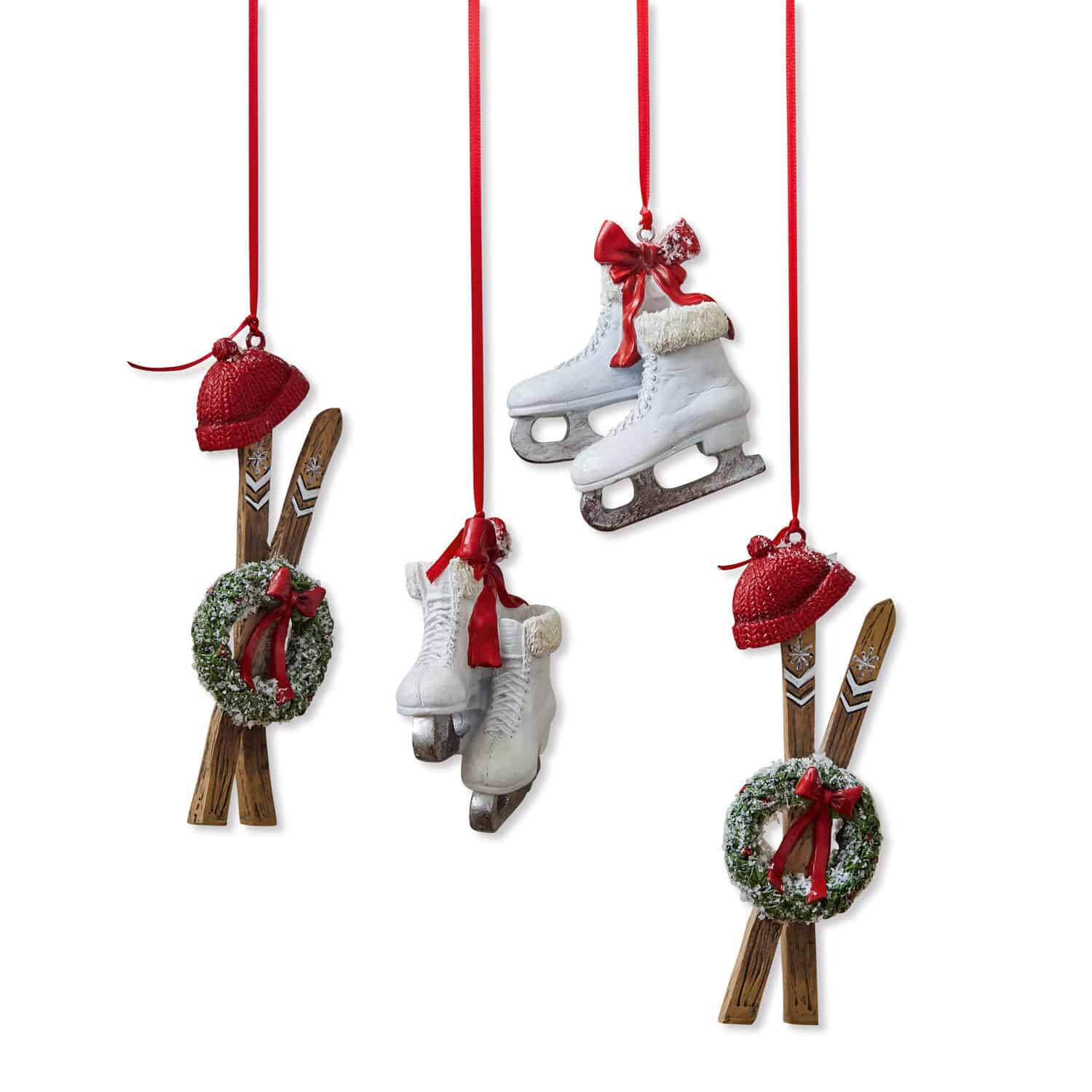 Set di 4 decorazioni da appendere Papeta Set di decorazioni natalizie con pattini bianchi, sci in legno, corona verde e nastri rossi