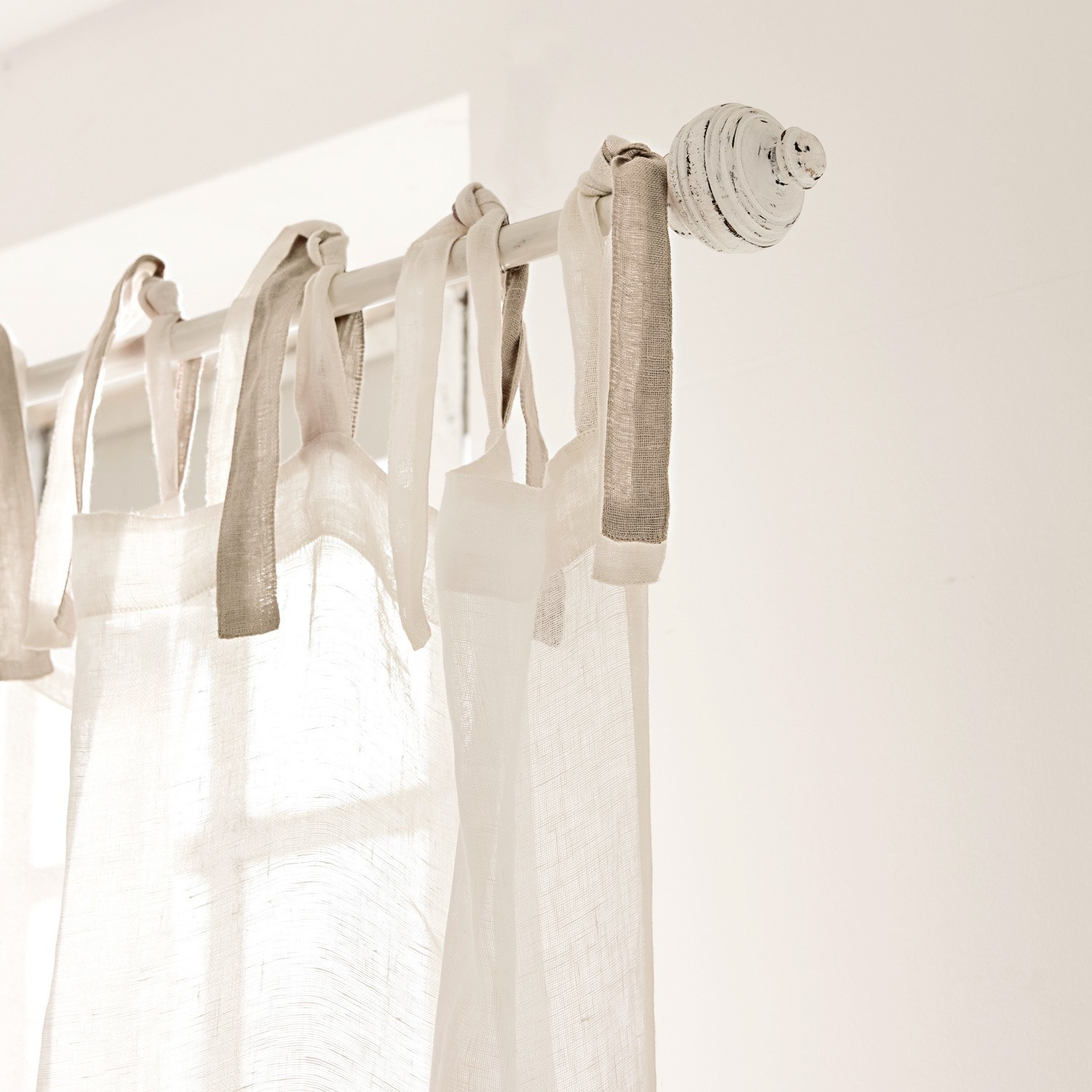 Bastone per tende Caroline Tenda trasparente in lino chiaro con nastri beige su bastone bianco, decorazione luminosa
