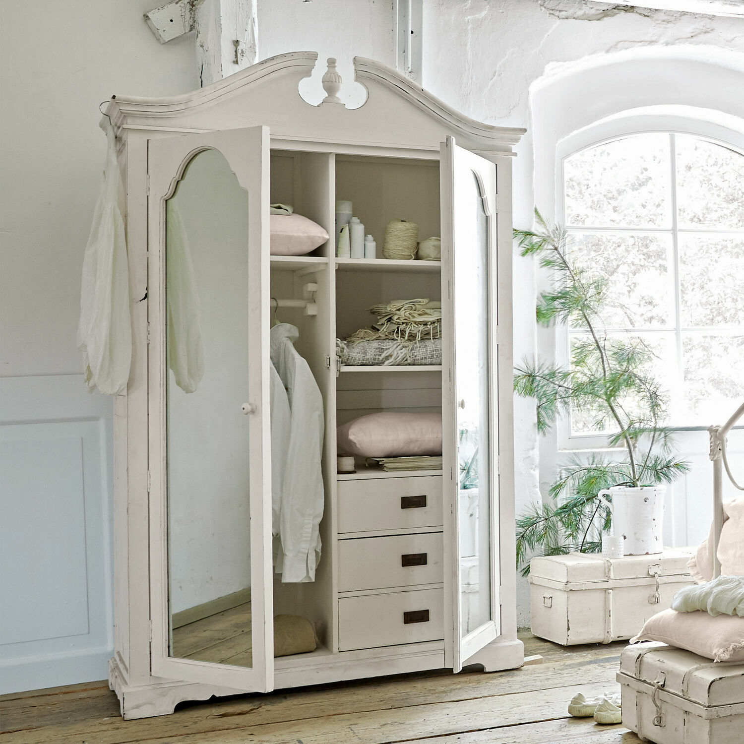 Armadio Somerset Armadio bianco in legno con specchio e tre cassetti in interno rustico luminoso