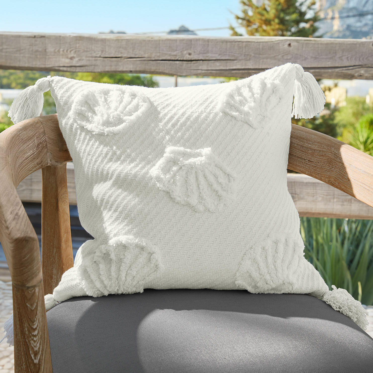Copricuscino Saroufa Cuscino decorativo bianco in cotone con motivi a conchiglia e nappine agli angoli