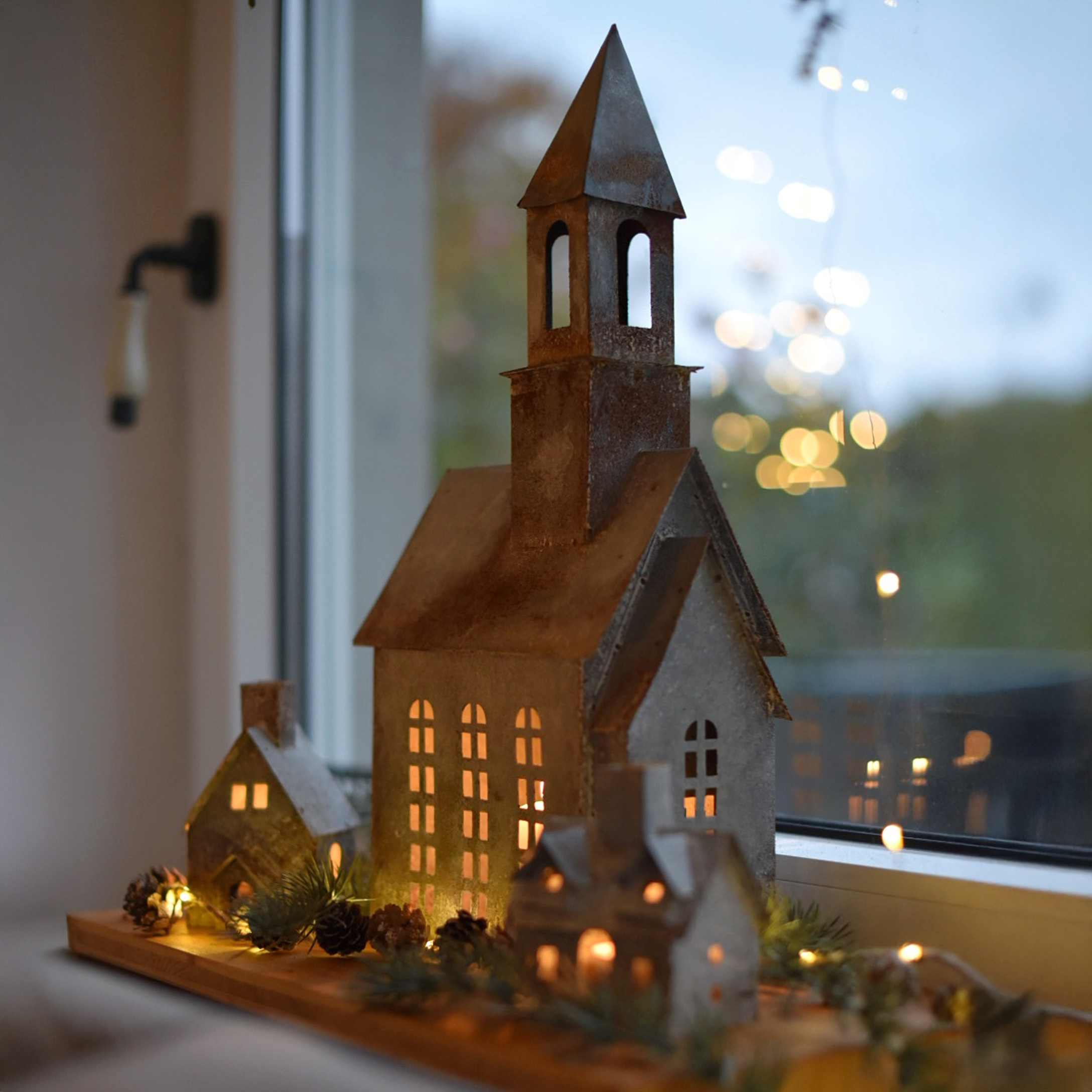 Set decorativo di casette e chiesa in metallo con illuminazione LED su base in legno