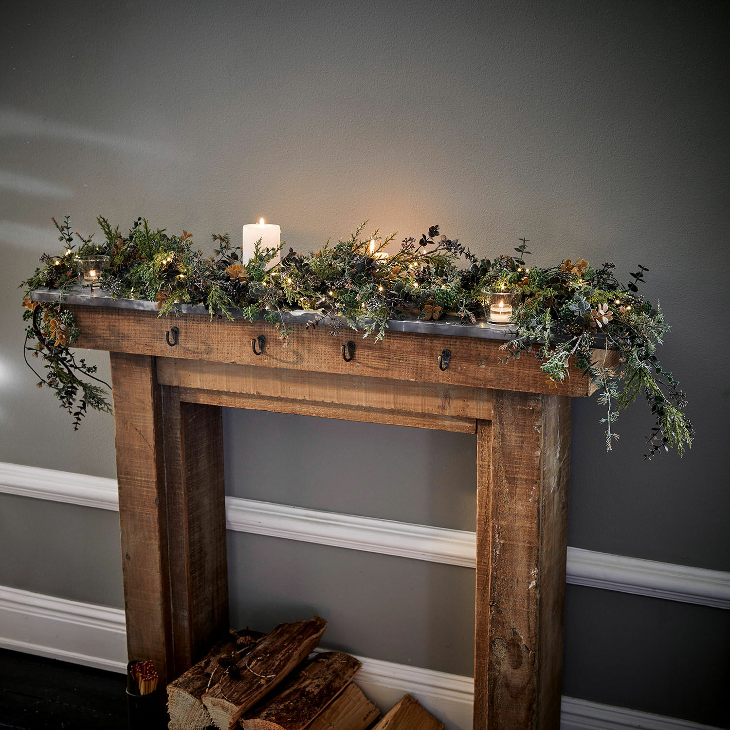 Festone Nell Camino in legno decorato con rami verdi e candele, decorazione invernale per interni