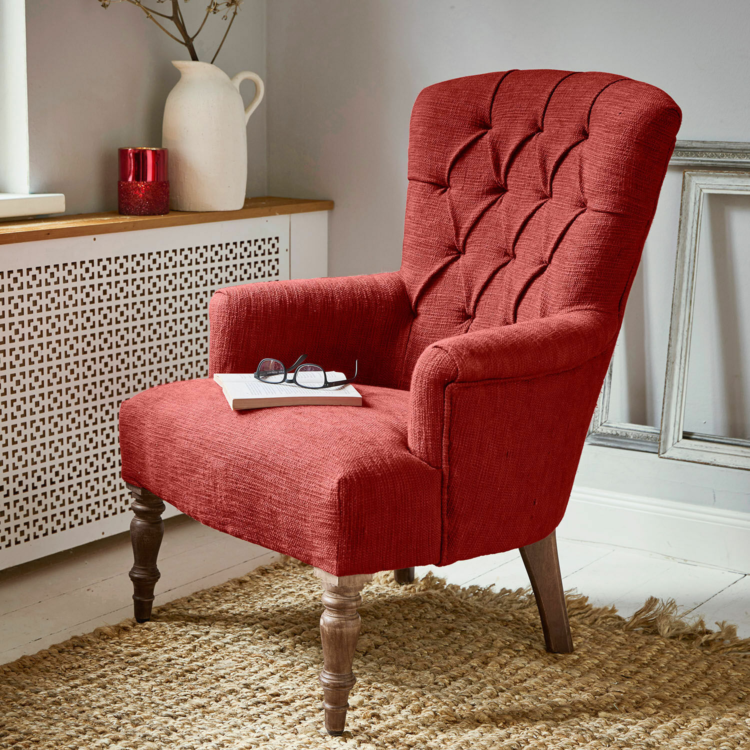 Poltrona Hinsdale Poltrona rossa rivestita con gambe in legno su tappeto naturale in soggiorno