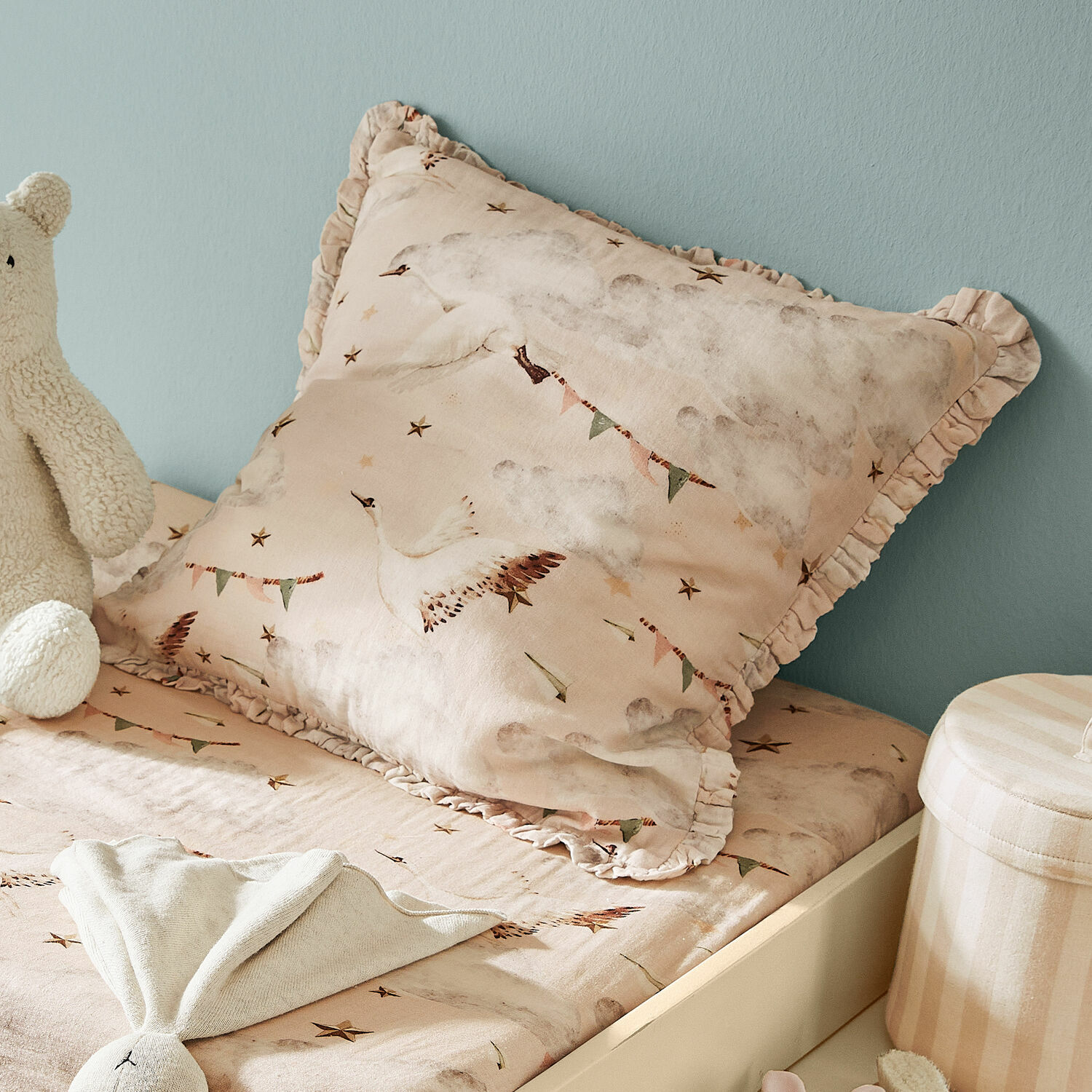 Copricuscino Bellise Federa in cotone beige con motivo uccelli e volant, biancheria da letto per bambini delicata