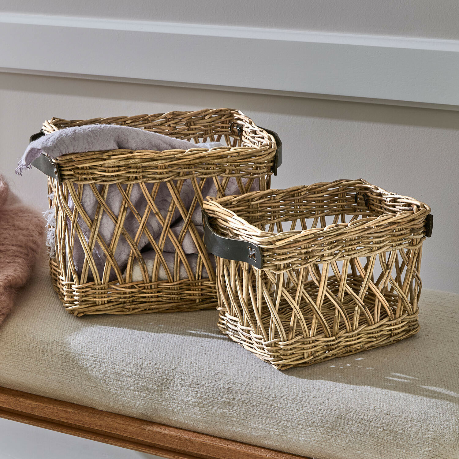 Coppia di cestini Lorviano Set di due cesti in vimini naturale con manici neri, perfetti per conservare e decorare