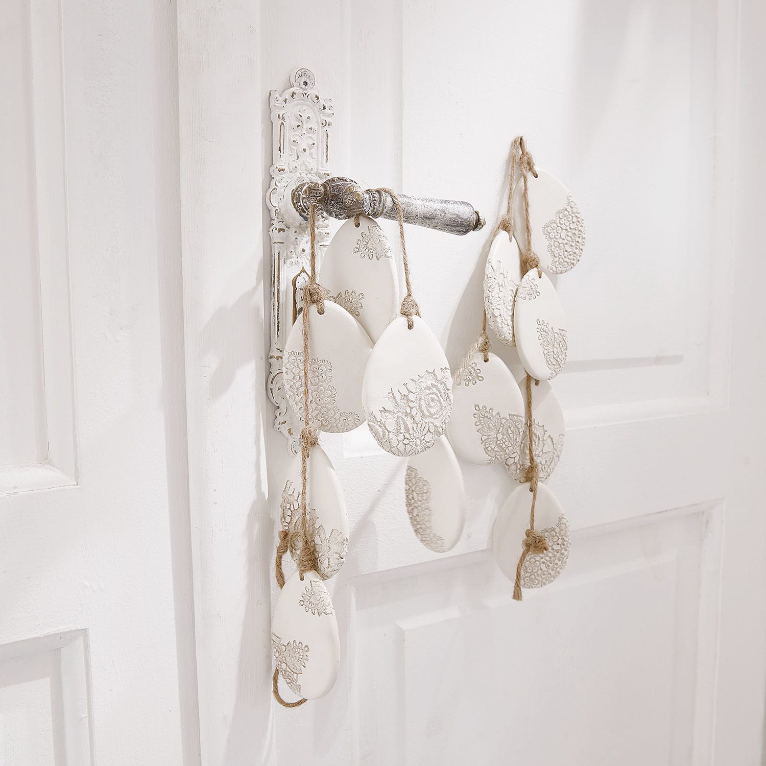 Ghirlanda Gloster Decorazioni appese in ceramica bianca con motivo pizzo su porta bianca