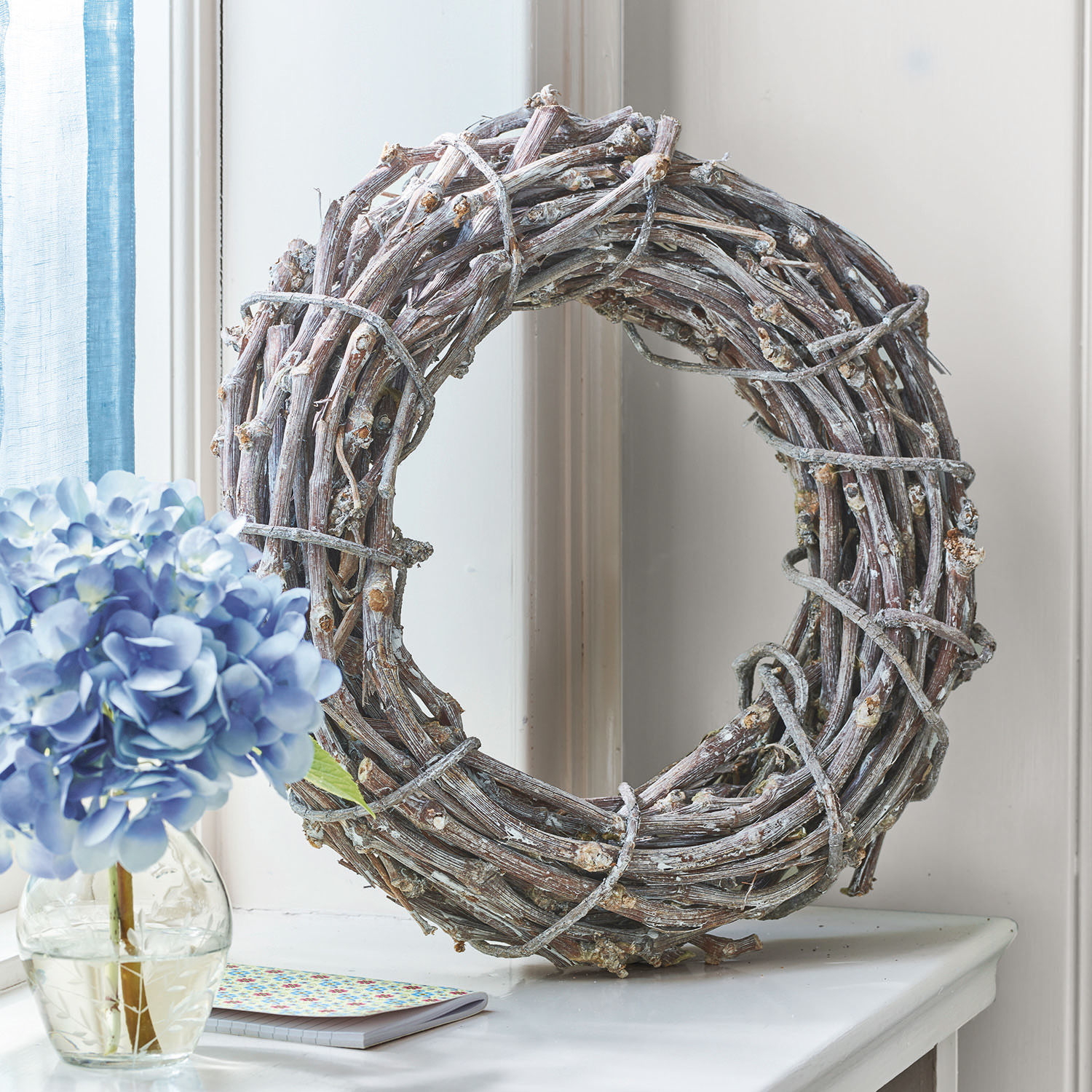 Ghirlanda Dardson Corona decorativa di rami naturali grigi per arredamento interno