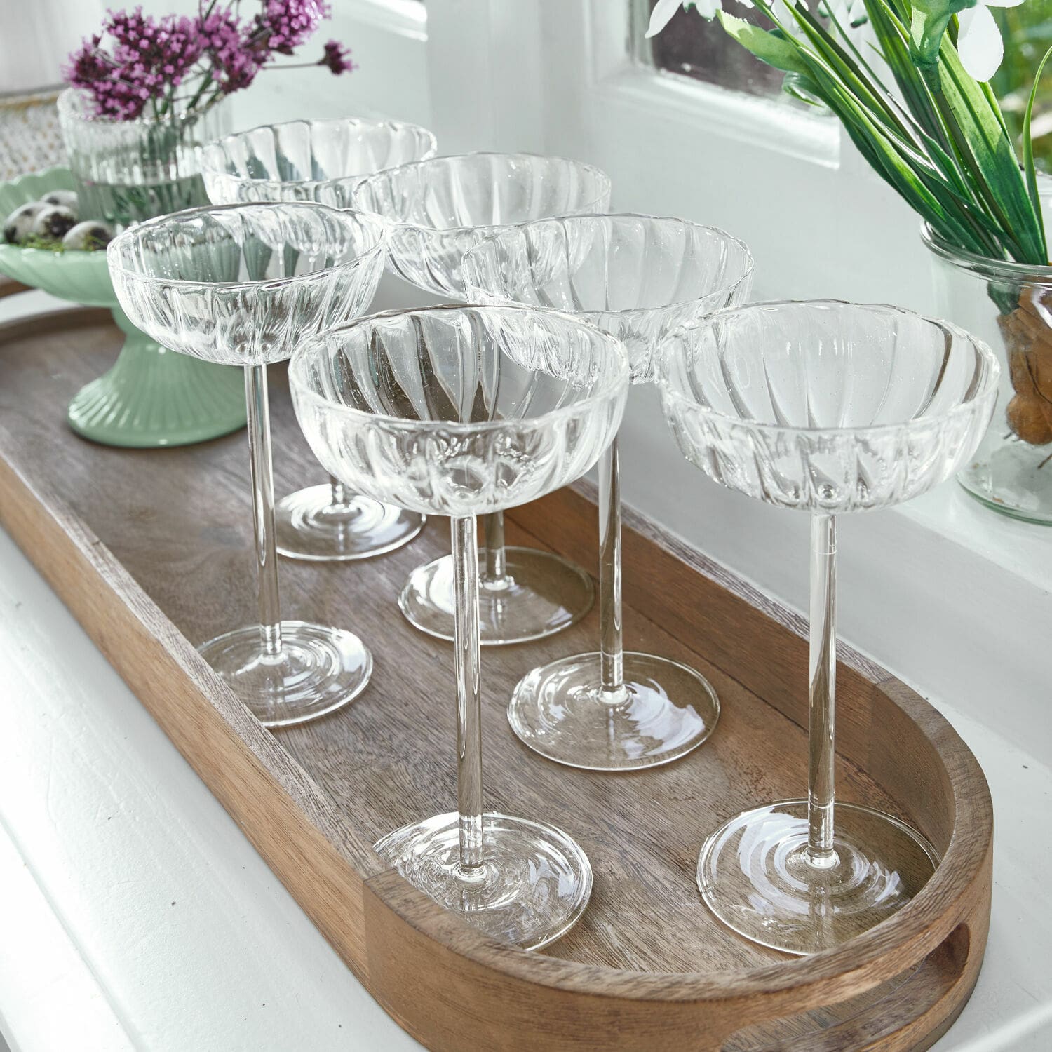 Set di 6 bicchieri Bavella Set di sei bicchieri da cocktail trasparenti in vetro scanalato su vassoio in legno