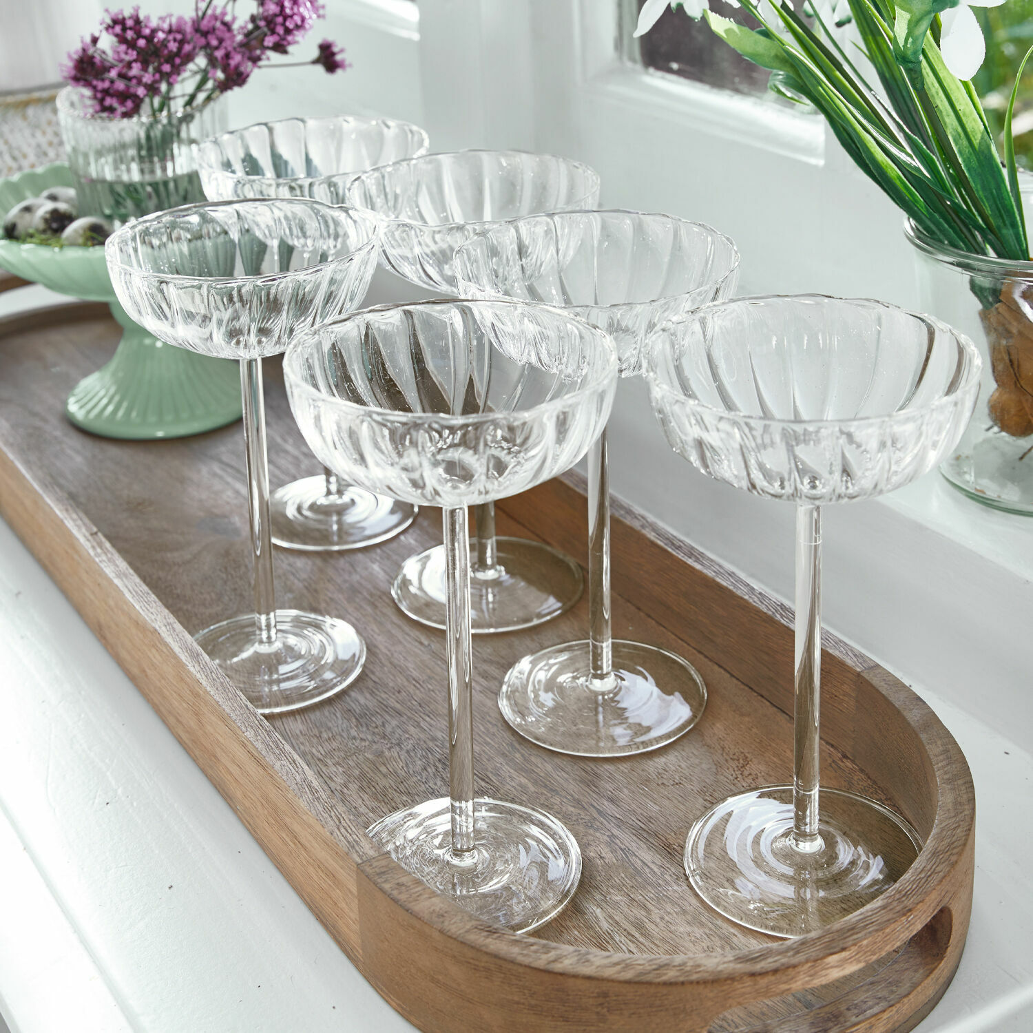 Set di 6 bicchieri Bavella Set di sei bicchieri da cocktail trasparenti in vetro scanalato su vassoio in legno