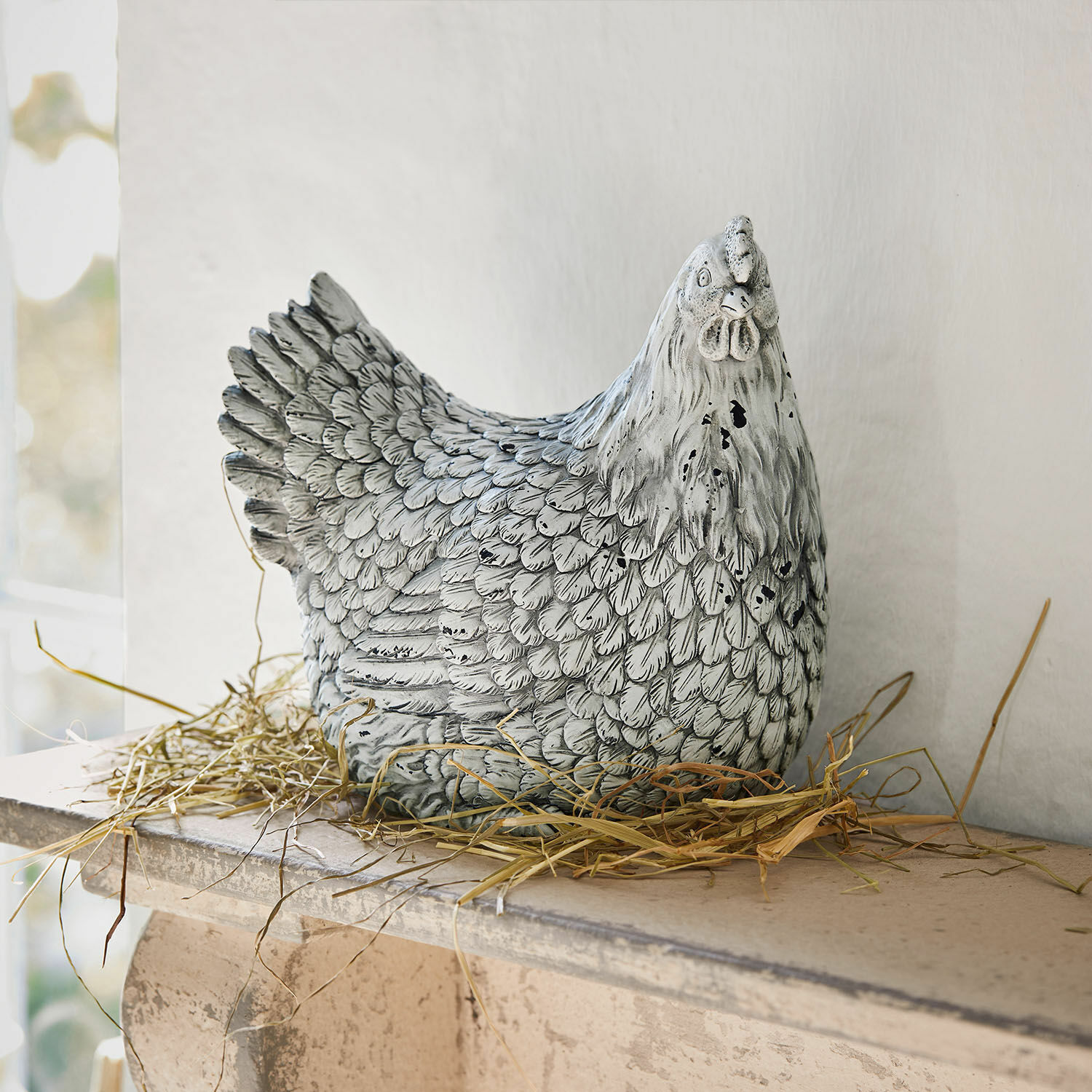 Gallina decorativa Delmonico Figura decorativa di gallina in materiale grigio-bianco su paglia, decorazione per interni e giardino