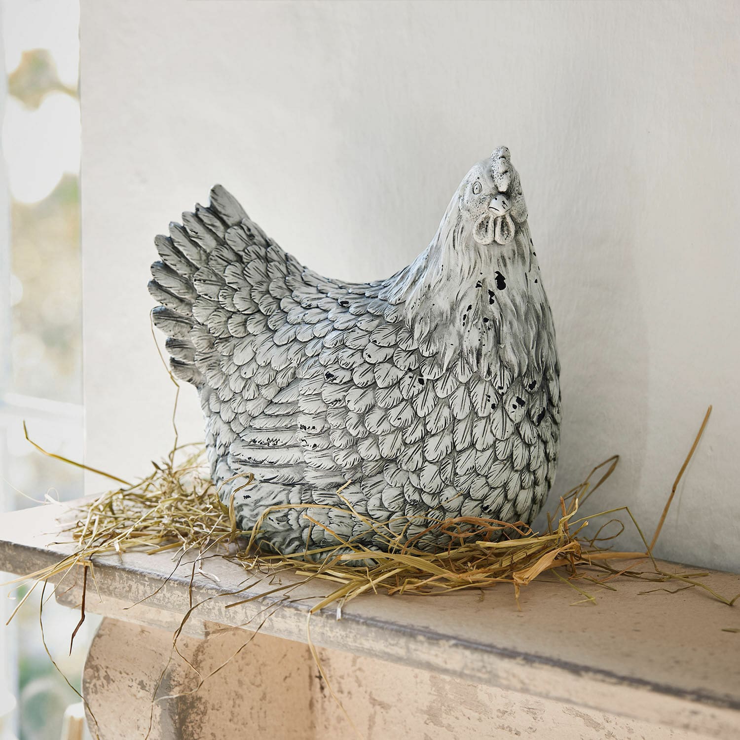 Gallina decorativa Delmonico Figura decorativa di gallina in materiale grigio-bianco su paglia, decorazione per interni e giardino