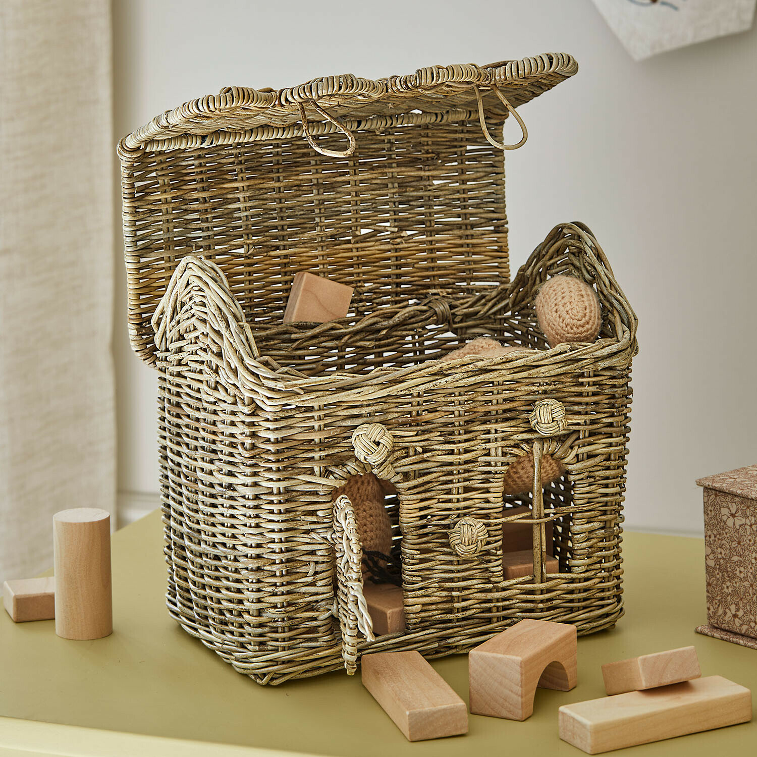 Casetta in rattan Fintello Cesto aperto in vimini a forma di casa con blocchi di legno e giocattoli dai colori naturali