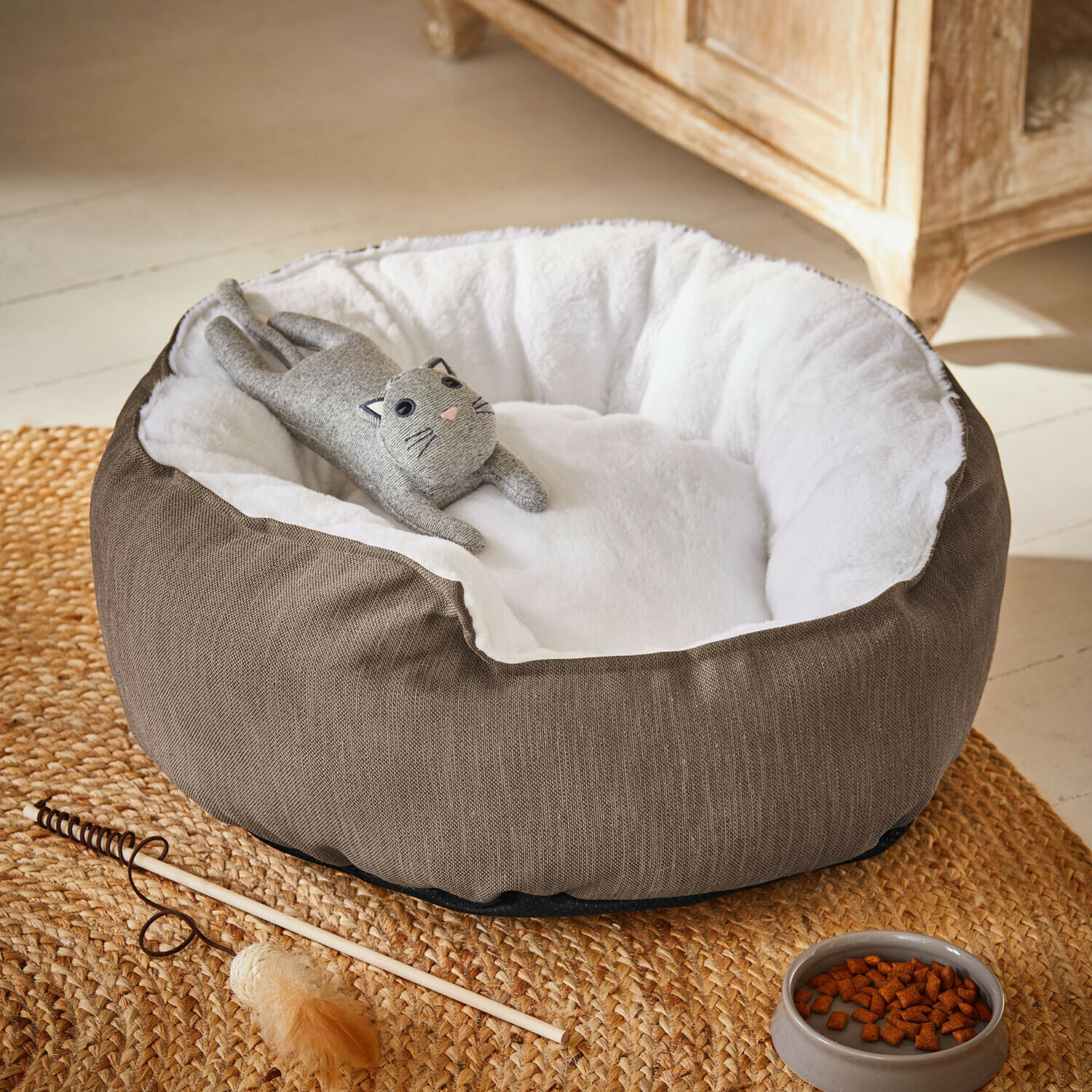 Letto per animali domestici Camérelle Cuccia marrone per gatti con interno bianco morbido e giocattolo gatto grigio disteso sopra