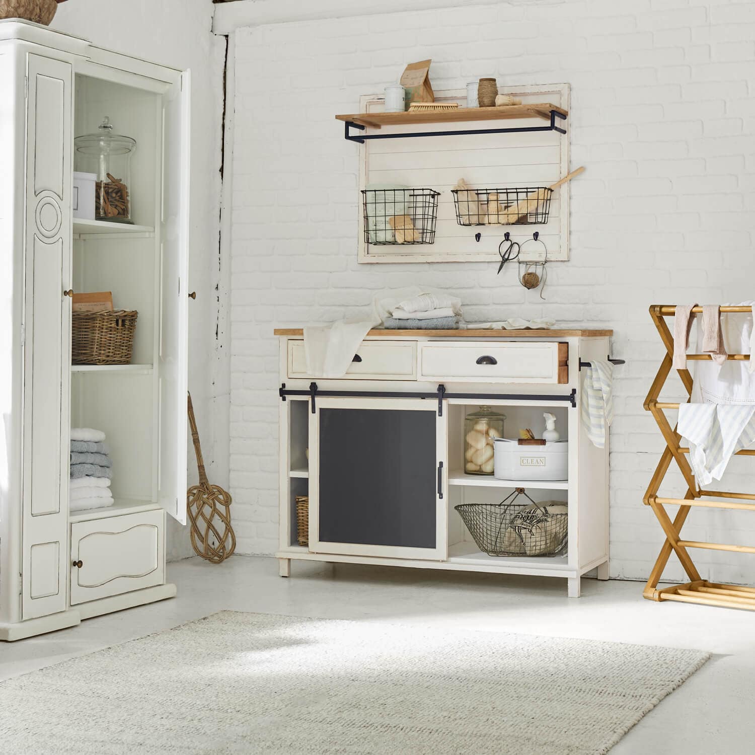 Credenza in legno bianco con porta lavagna nera e mensola a muro con cestini metallici vintage