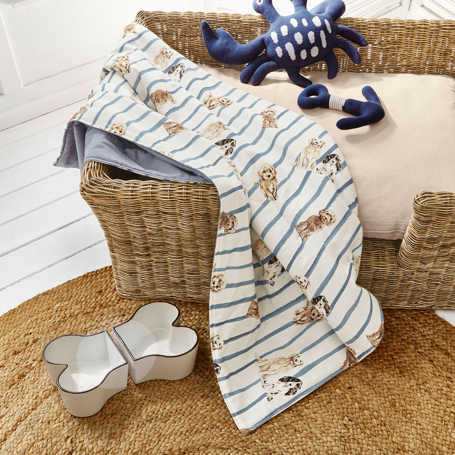 Coperta per cani Schnuffelex Coperta per cane a righe blu e bianche con stampa di cani su cesta in vimini con giocattoli e ciotola