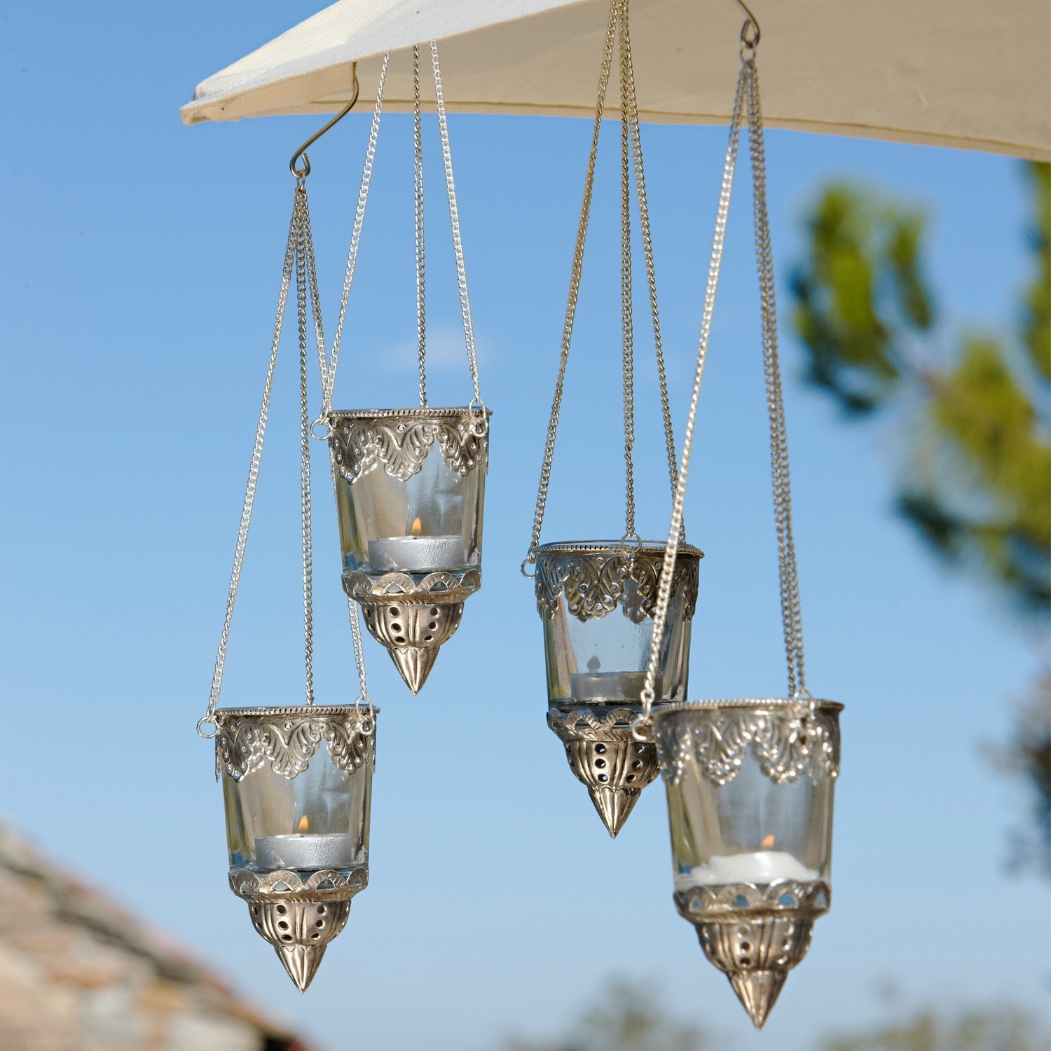 Set di 4 lanterne orientali Céleste Set di quattro lanterne sospese in vetro e metallo argentato con catene per decorazione da esterno