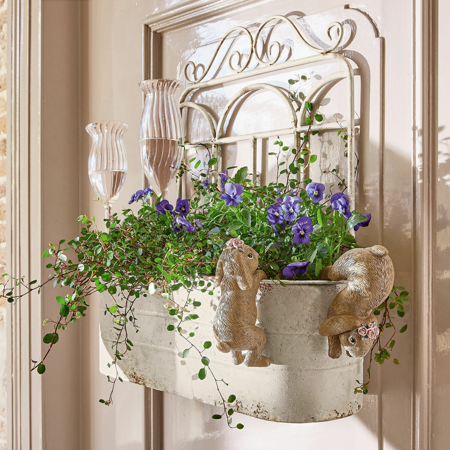 Portapiante Marwin Fioriera da parete in metallo con decorazioni conigli e fiori viola su porta chiara
