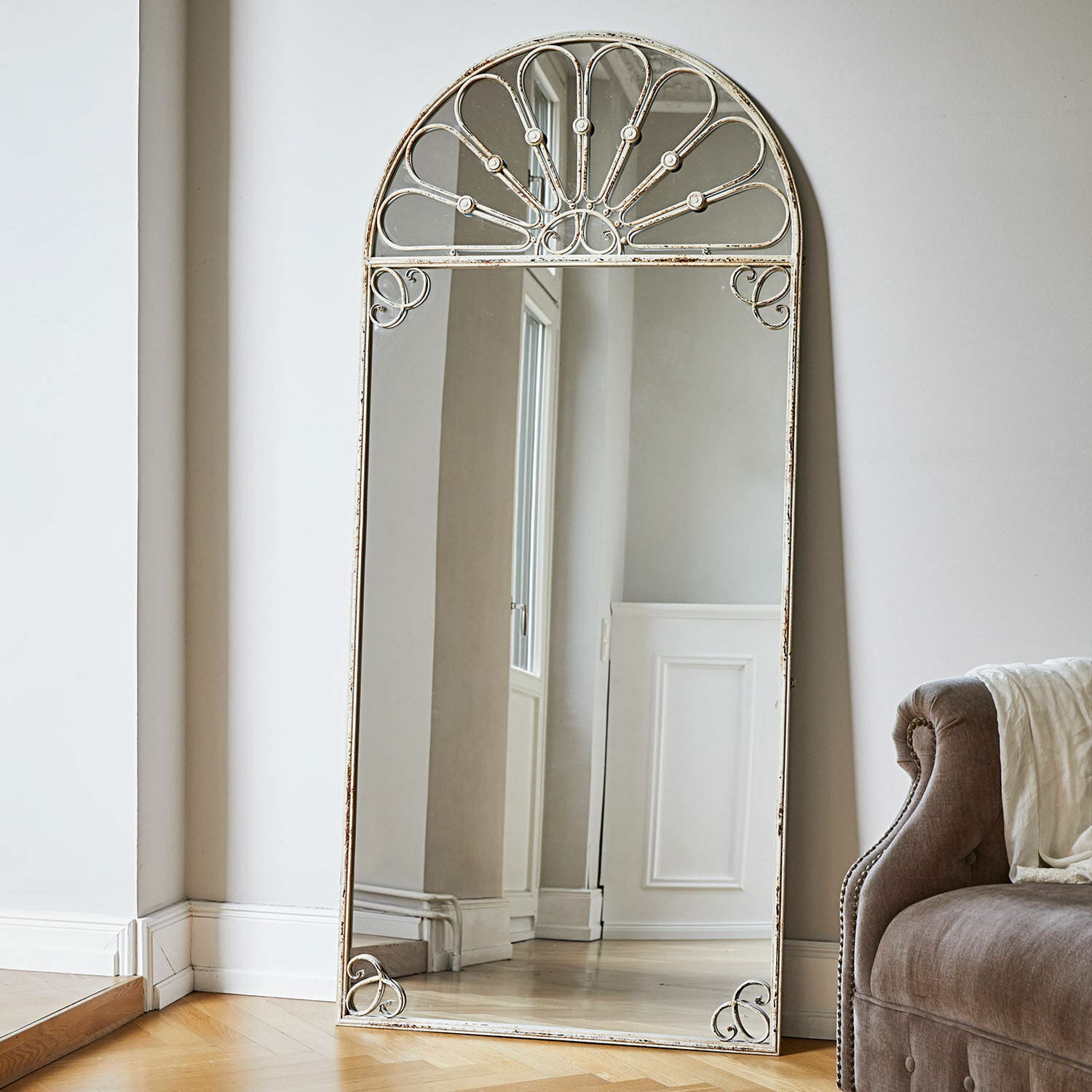 Specchio Morpheus Grande specchio da terra con cornice in metallo bianco invecchiato e arco decorativo, stile vintage
