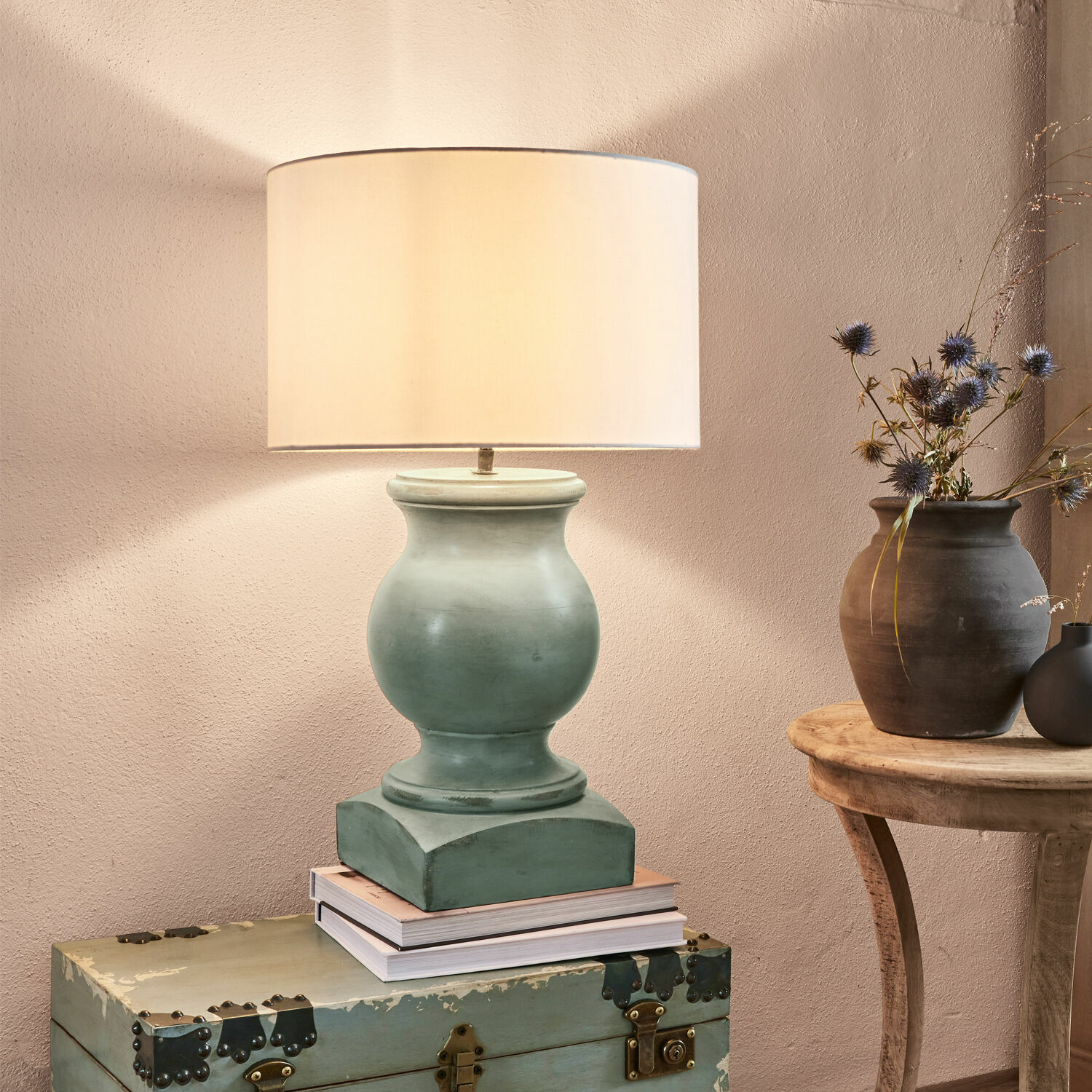 Lampada da tavolo Todd Lampada da tavolo in ceramica verde con paralume beige su vecchio baule, decorazione d'interni