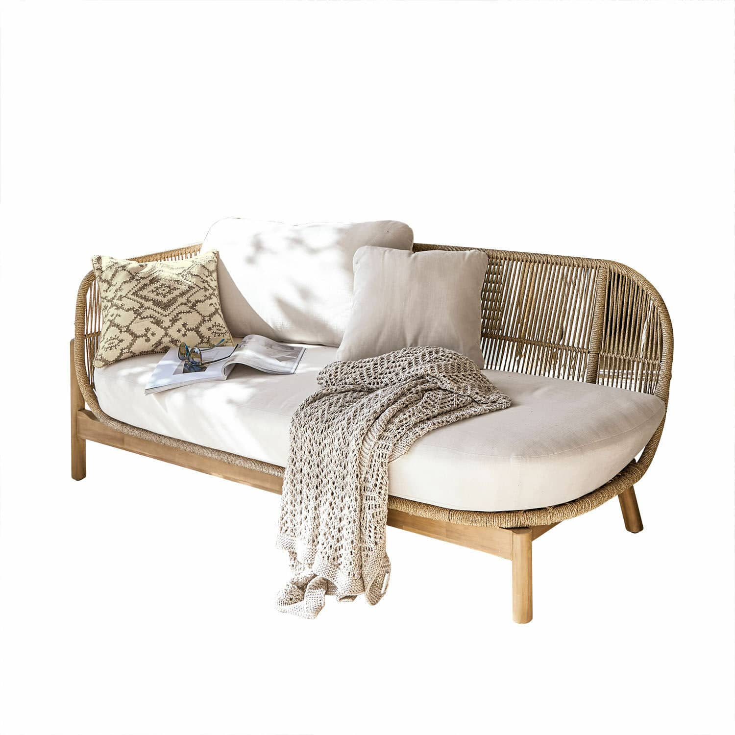 Chaise-longue FSC®-100% Belvidere Divano in rattan e legno con cuscini crema e coperta lavorata a maglia per soggiorno