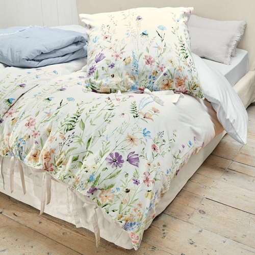 Biancheria da letto in cotone con motivo floreale colorato su sfondo chiaro, morbida e decorativa per la camera