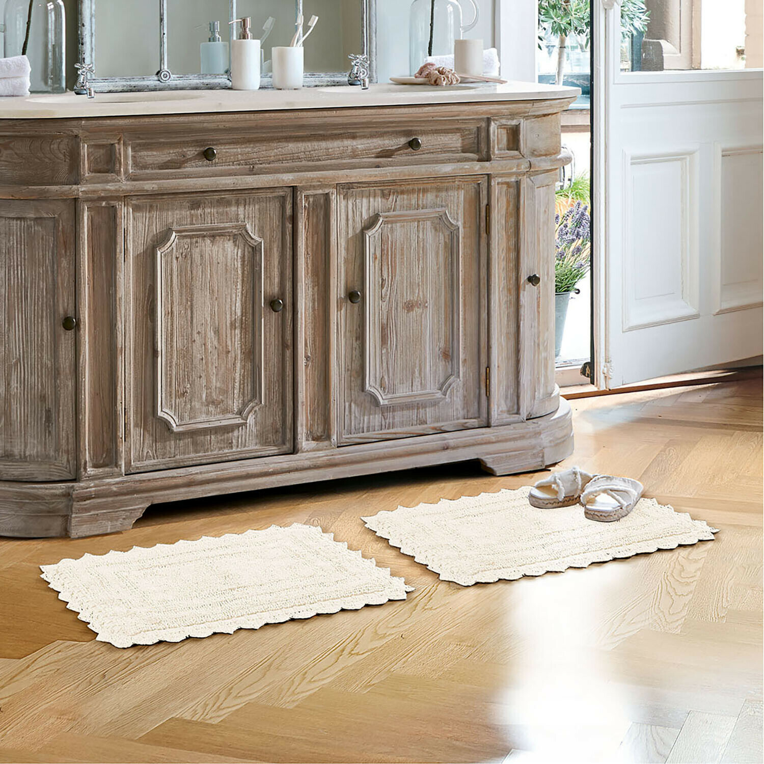 Scendibagno Yalexir Mobile in legno stile vintage con due tappeti crema su pavimento chiaro in bagno luminoso