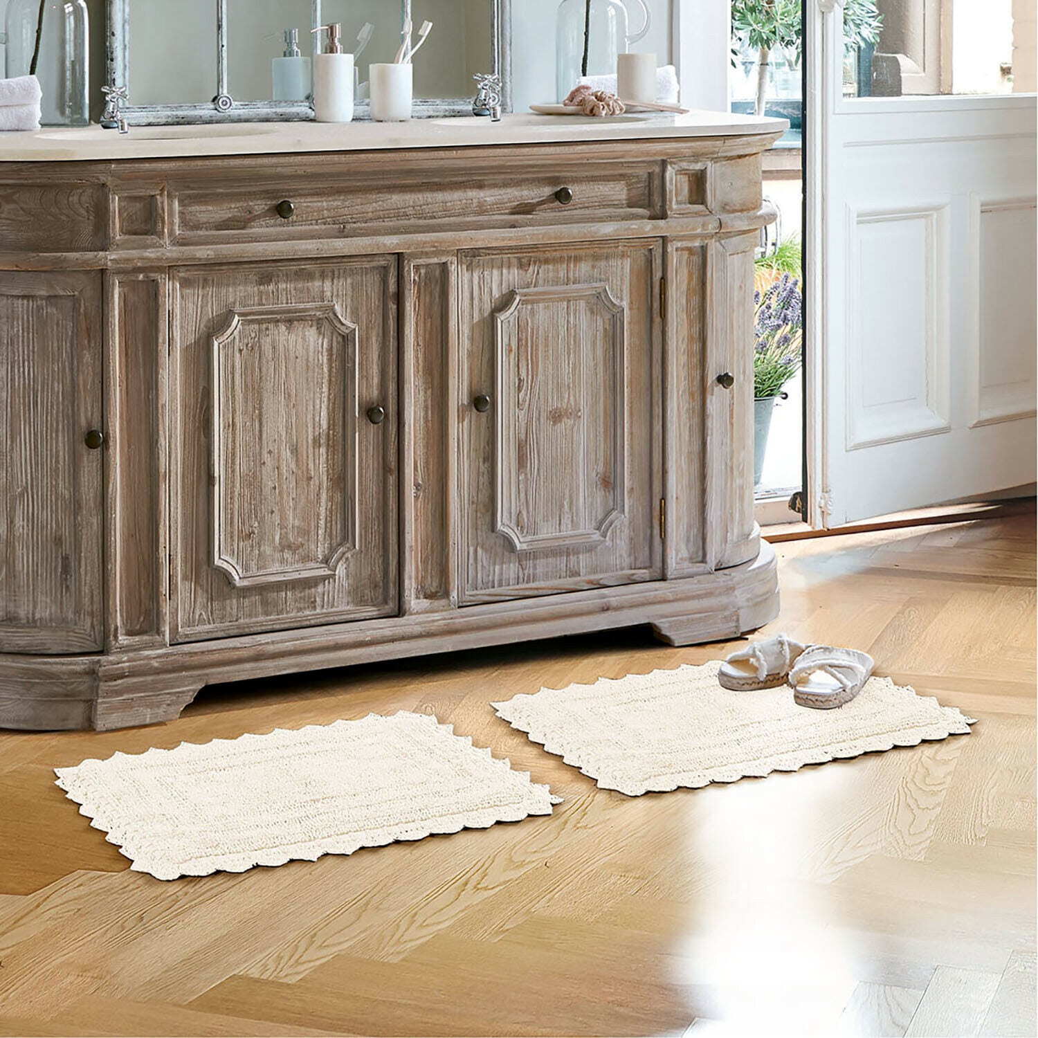 Scendibagno Yalexir Mobile in legno stile vintage con due tappeti crema su pavimento chiaro in bagno luminoso