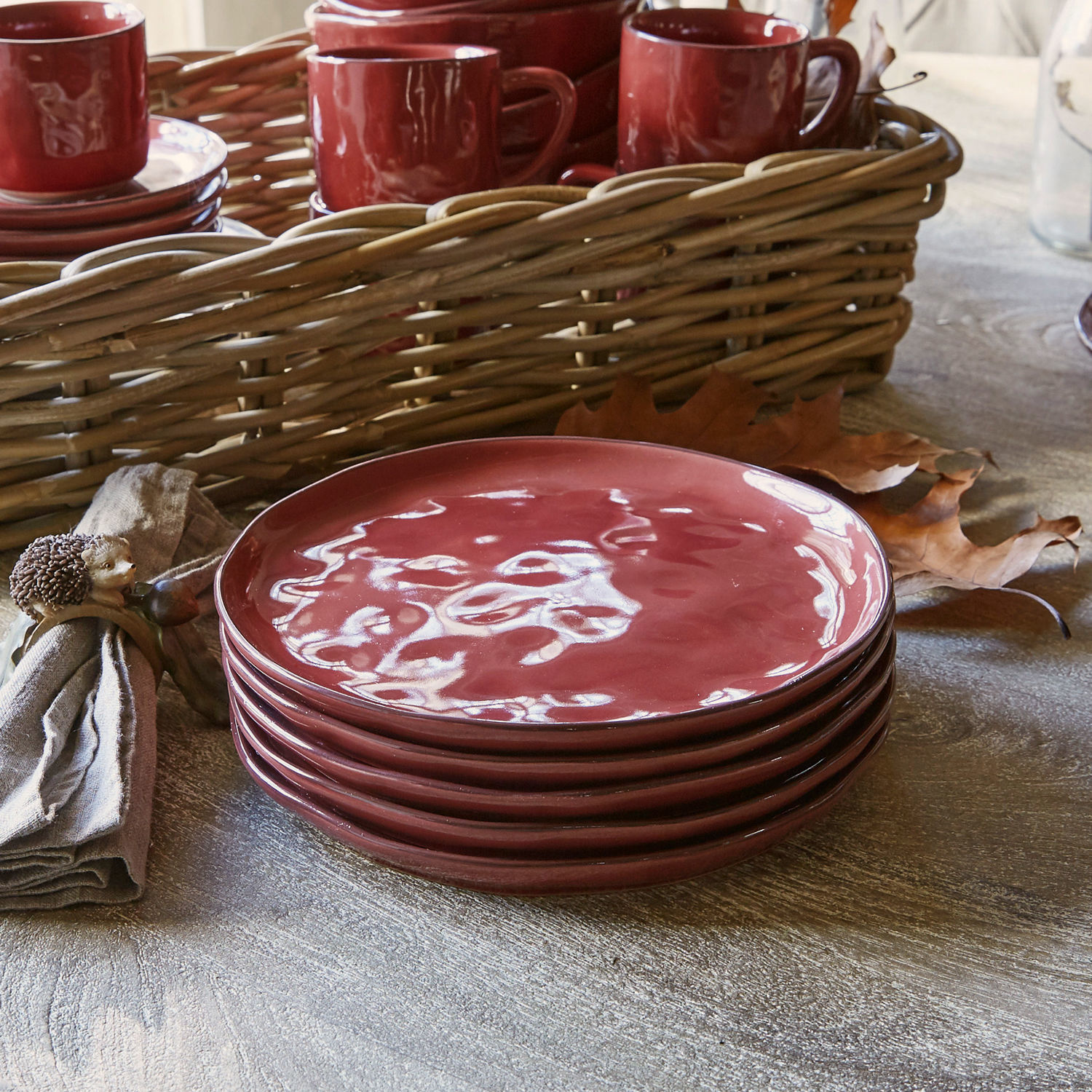 Set di 6 piattini Biarré Set di piatti in ceramica rossa su tavolo in legno con decorazioni autunnali