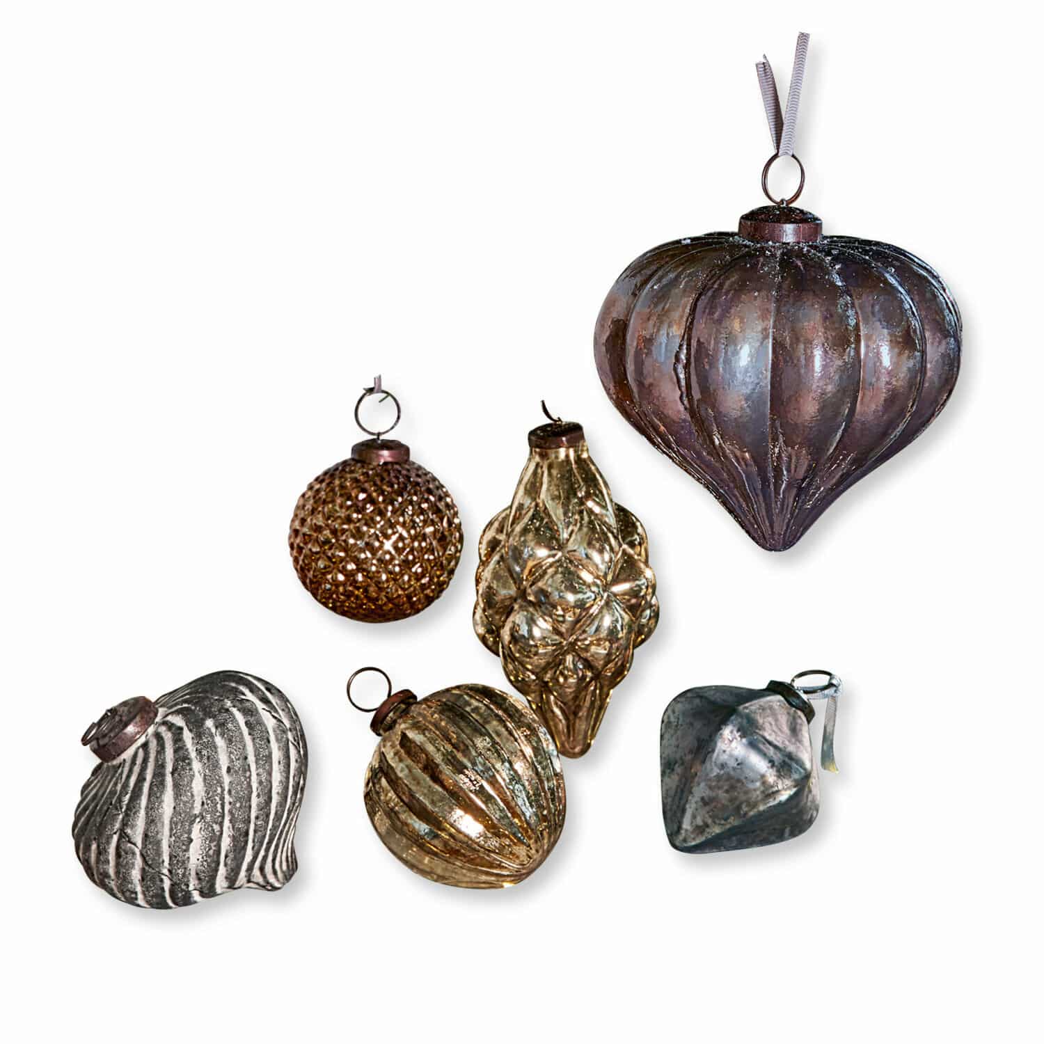 Set di 6 decorazioni natalizie Alva Set di sei decorazioni natalizie in metallo di varie forme e colori per l'albero di Natale
