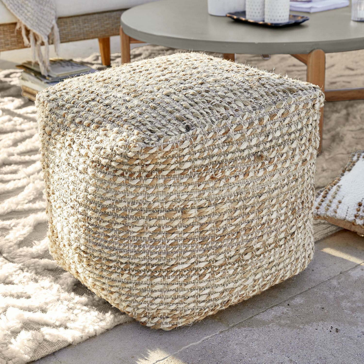 Pouf Davin Pouf quadrato in materiale intrecciato naturale beige e crema, ideale per il soggiorno