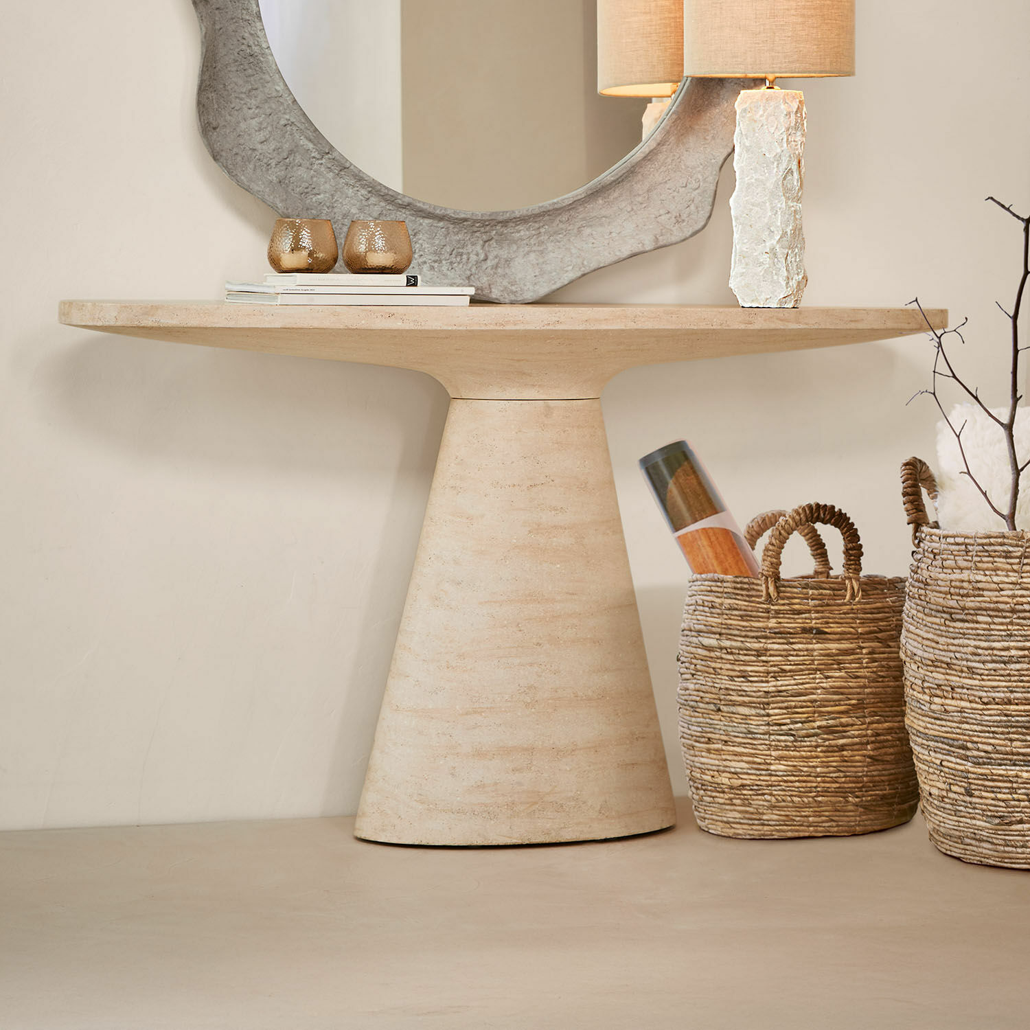 Consolle Castelano Consolle in pietra beige con base conica, design moderno per soggiorno elegante