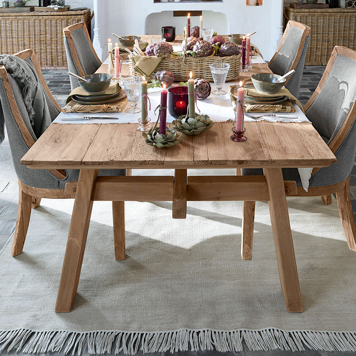 Tavolo da pranzo Wilevor Tavolo da pranzo in legno naturale con sedie grigie e decorazioni con candele