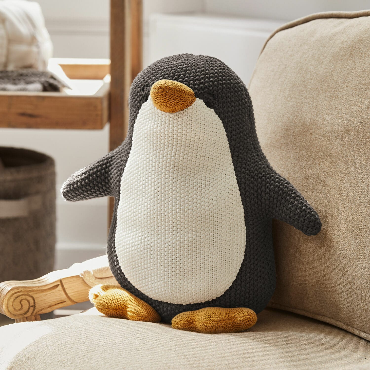 Animale di stoffa Jocienne Cuscino pinguino lavorato a maglia grigio, bianco e giallo, decorazione morbida per il soggiorno
