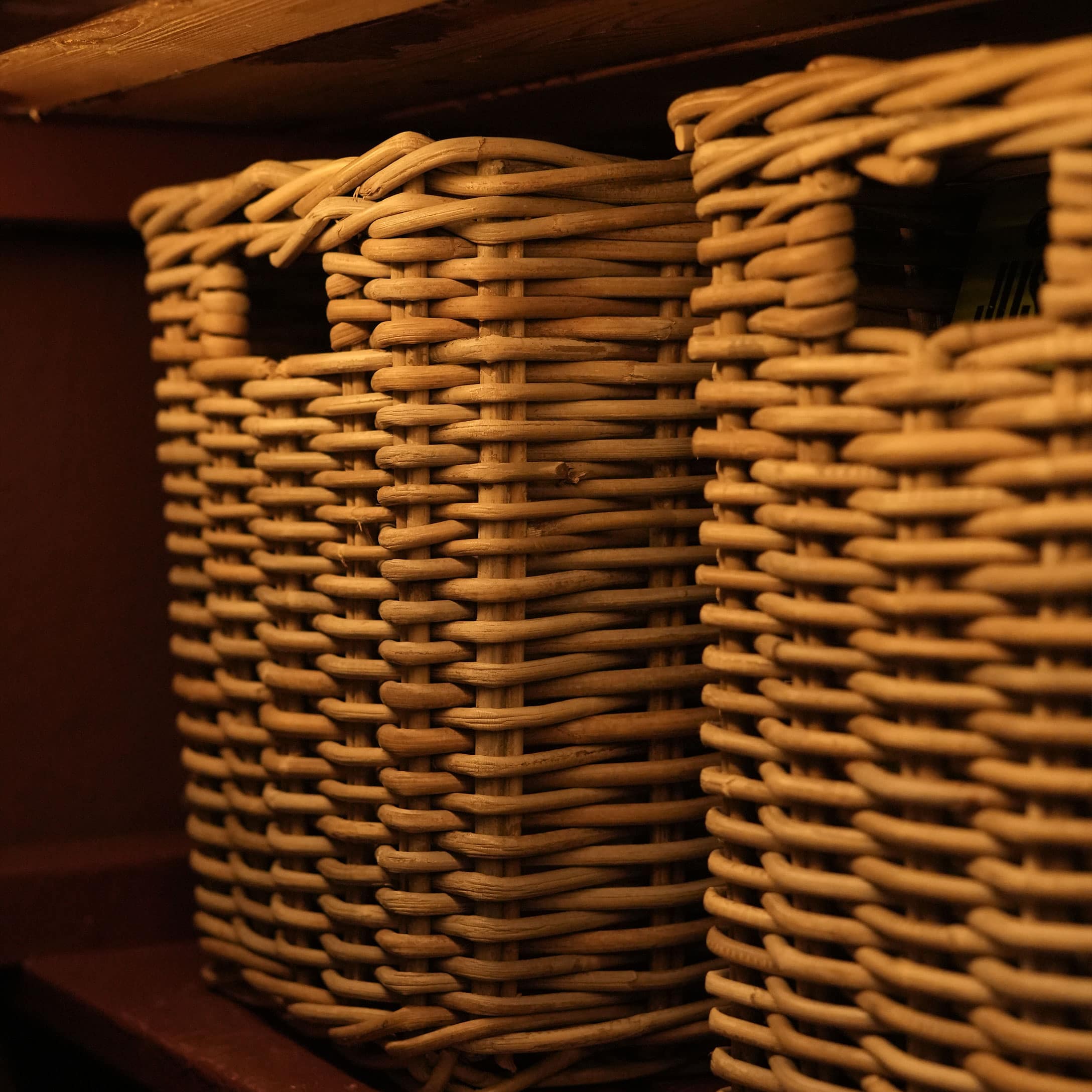 Cesto in vimini naturale color beige caldo, perfetto per organizzare e conservare in casa