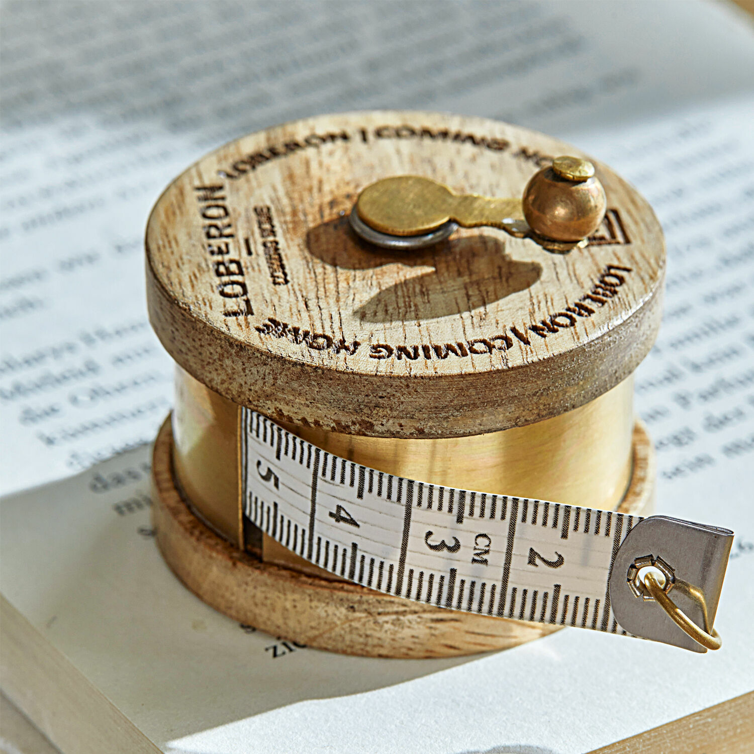Metro a nastro Lewiston Metro a nastro rotondo in legno con meccanismo metallico e nastro bianco graduato