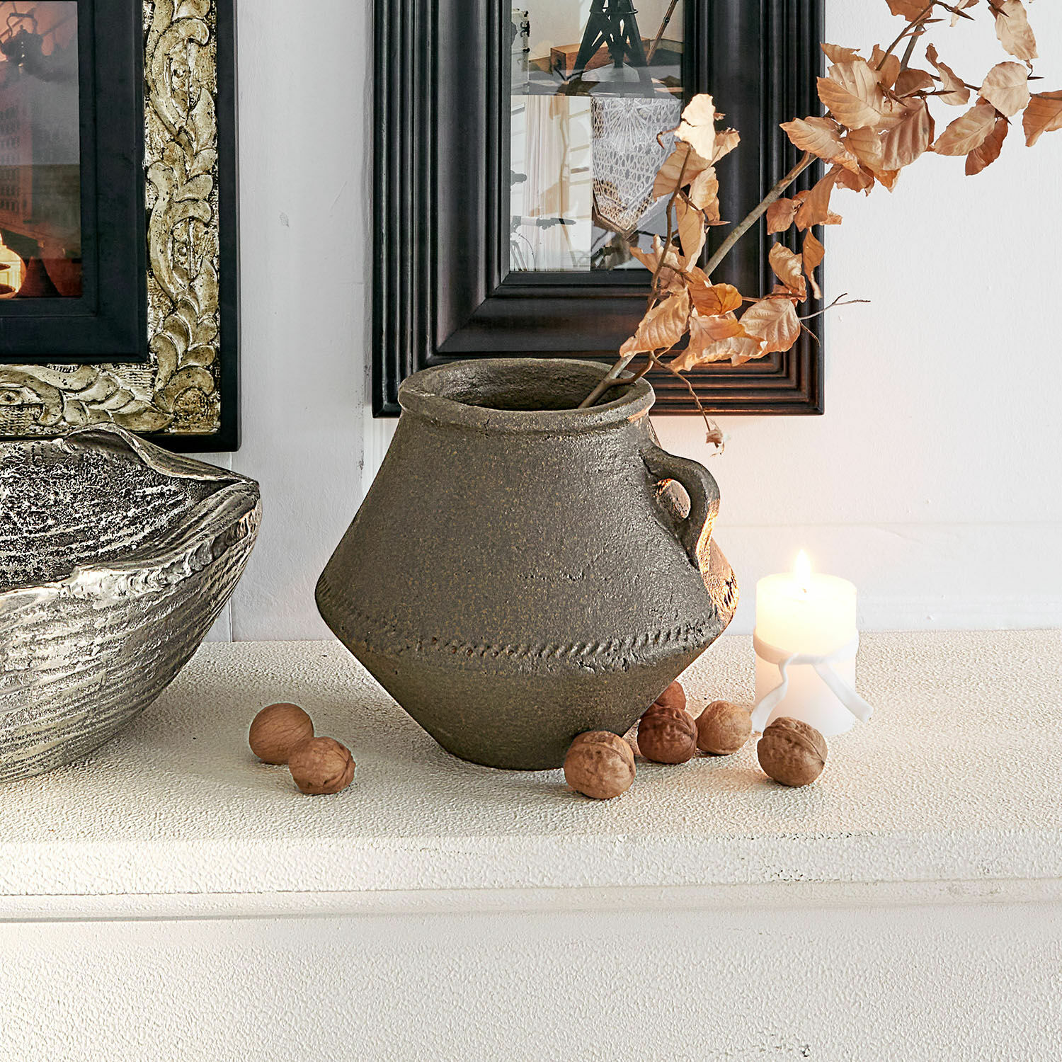 Vaso Nouvillac Vaso in ceramica marrone con manico e foglie secche, decorazione da tavolo con noci e candela