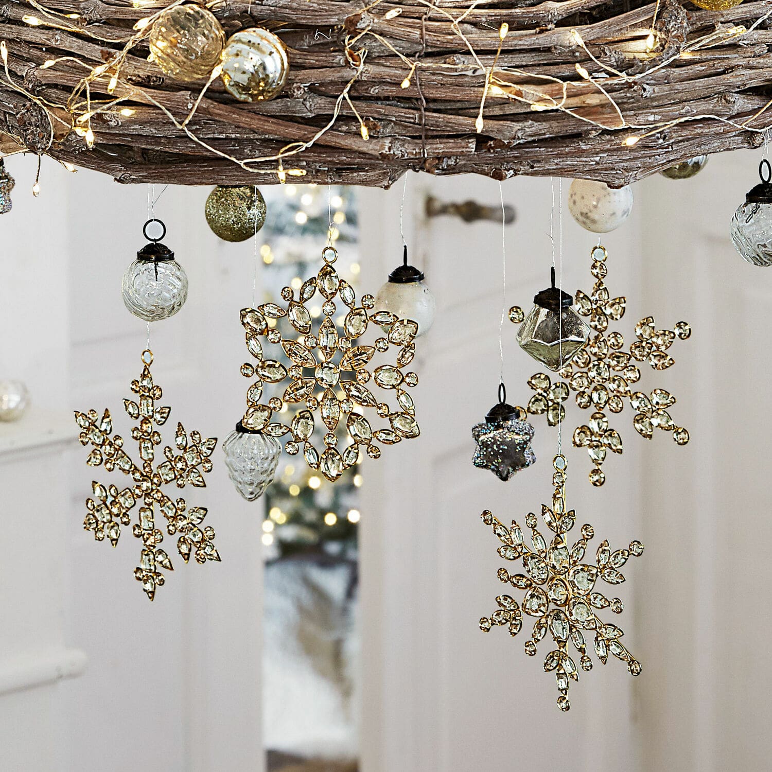 Set di 4 decorazioni natalizie Gaillon Decorazioni natalizie dorate a forma di fiocchi di neve con cristalli e palline di vetro appese a un ramo con luci LED