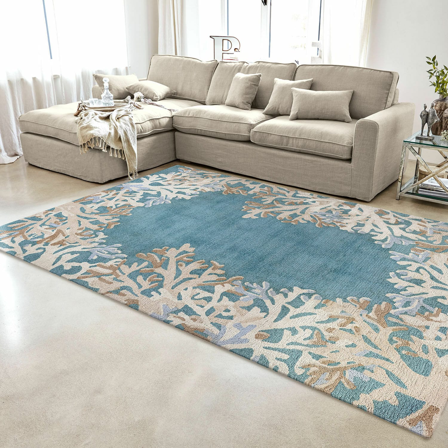 Tappeto per esterni e interni Dorlancourt Tappeto blu e beige con motivo corallo in soggiorno moderno con divano beige e tavolo in vetro
