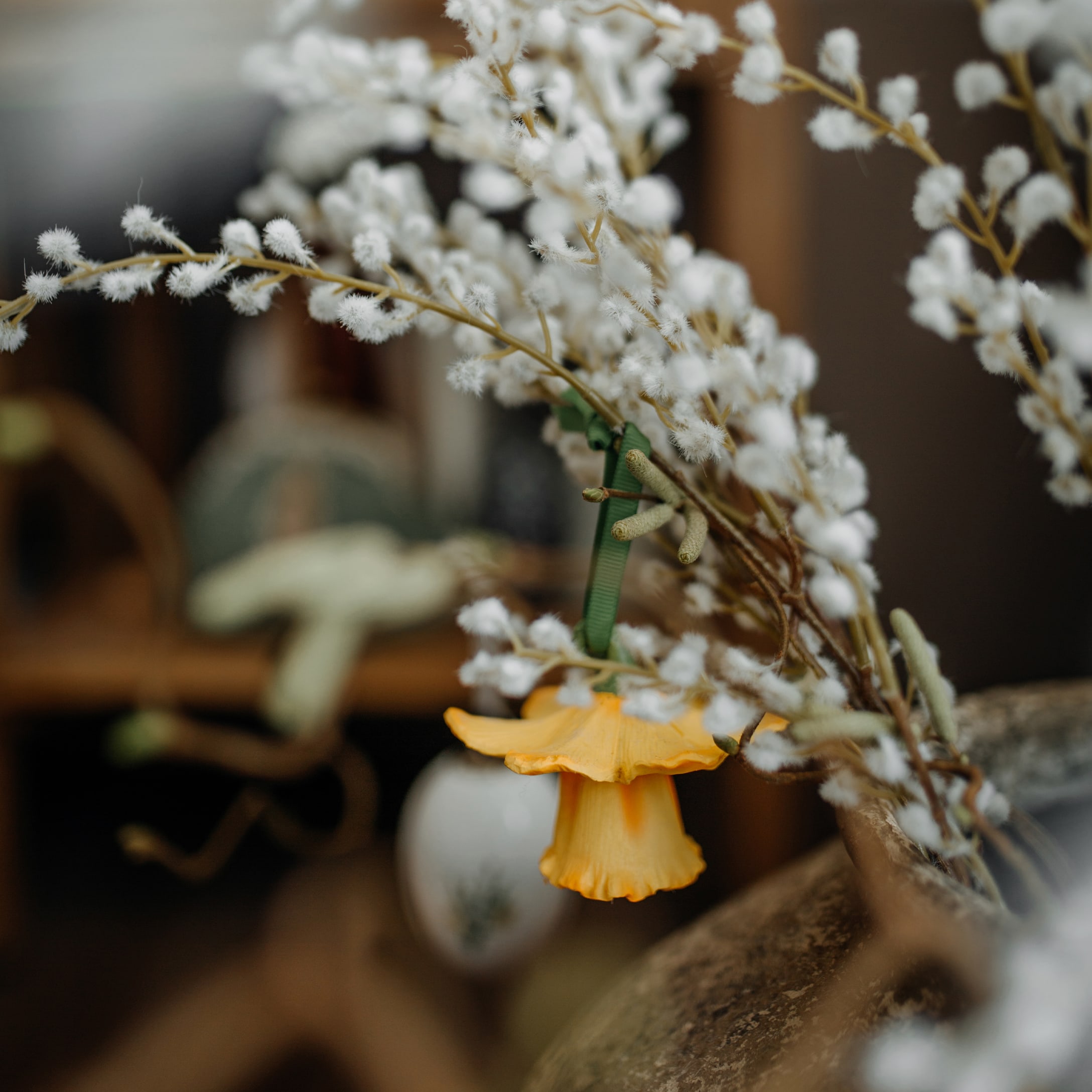 Decorazione pasquale con rami bianchi soffici e fiore giallo per interni